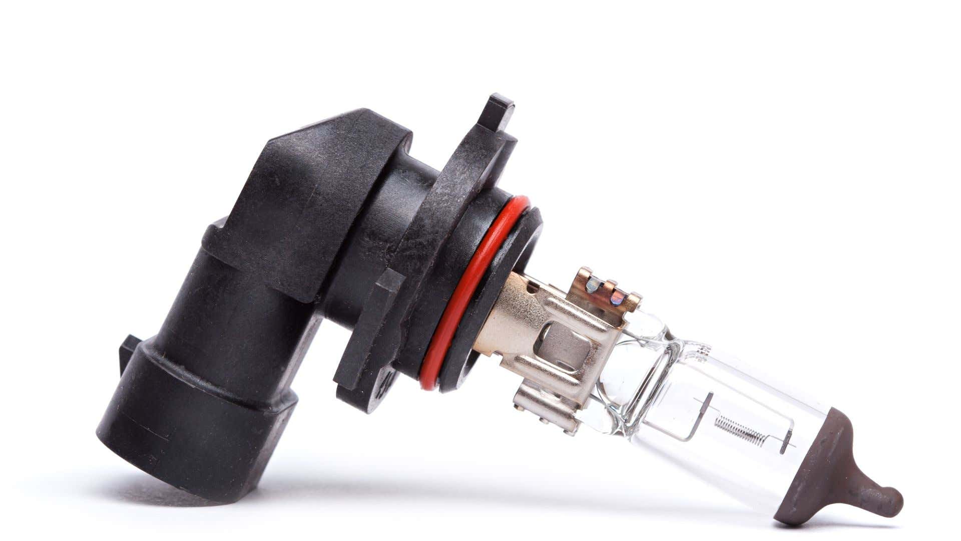 A replacement headlight bulb. 一个替代头灯灯泡。