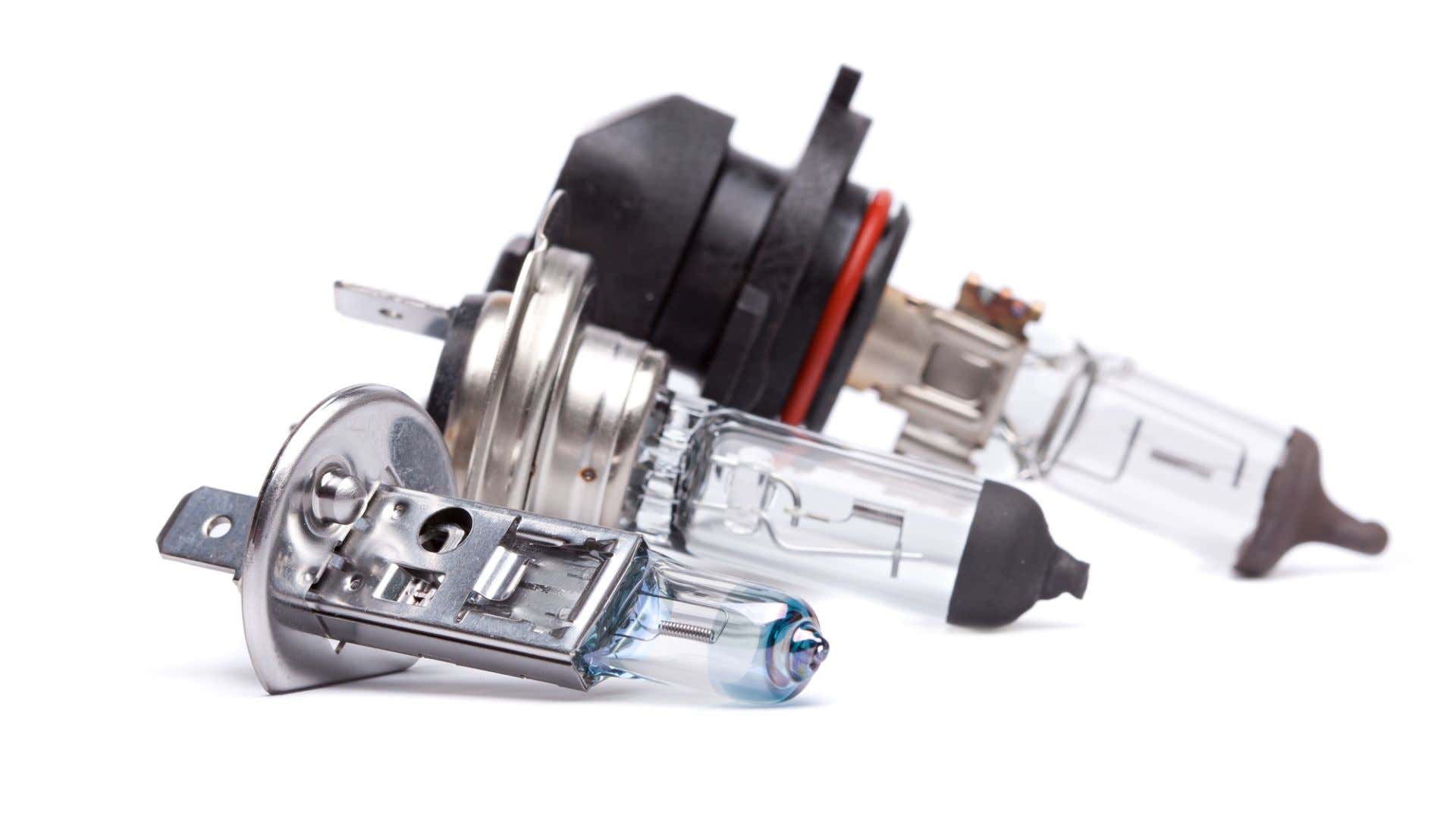 Different types of headlight bulbs. 不同类型的前照灯灯泡。
