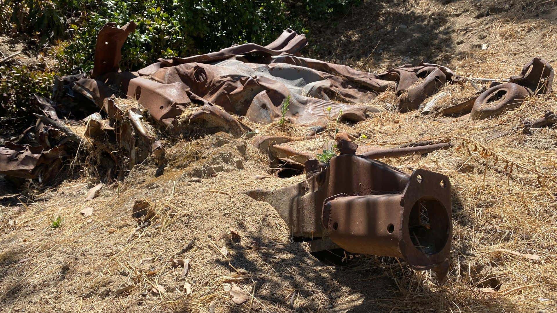 A twisted metal car frame. 扭曲的金属车架。
