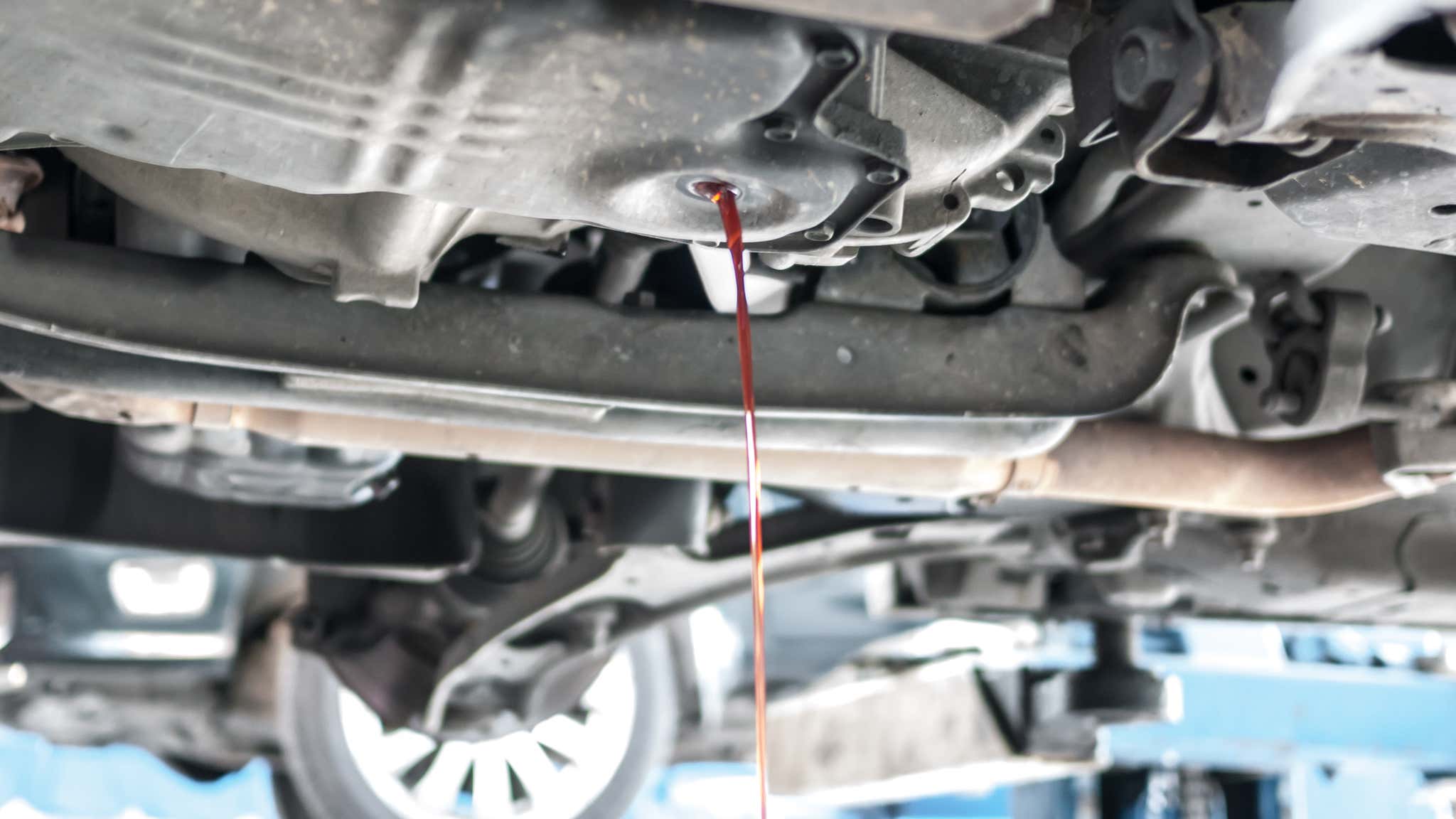 Depositphotos You'll need to drain the transmission fluid before performing repairs. 在进行维修之前,你需要排掉变速器的液体。