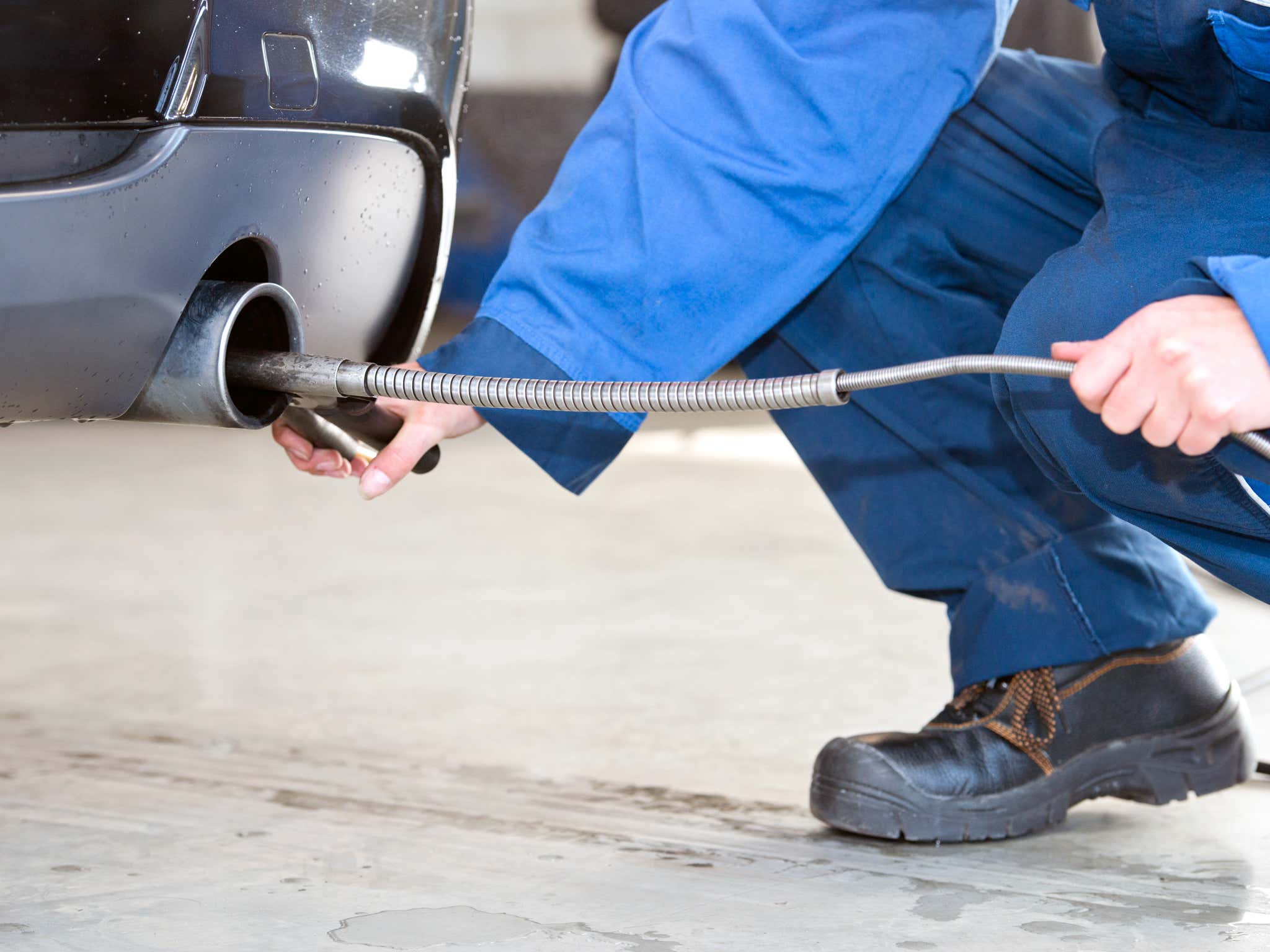 A mechanic can help diagnose the issue. 机械师可以帮助诊断问题。
