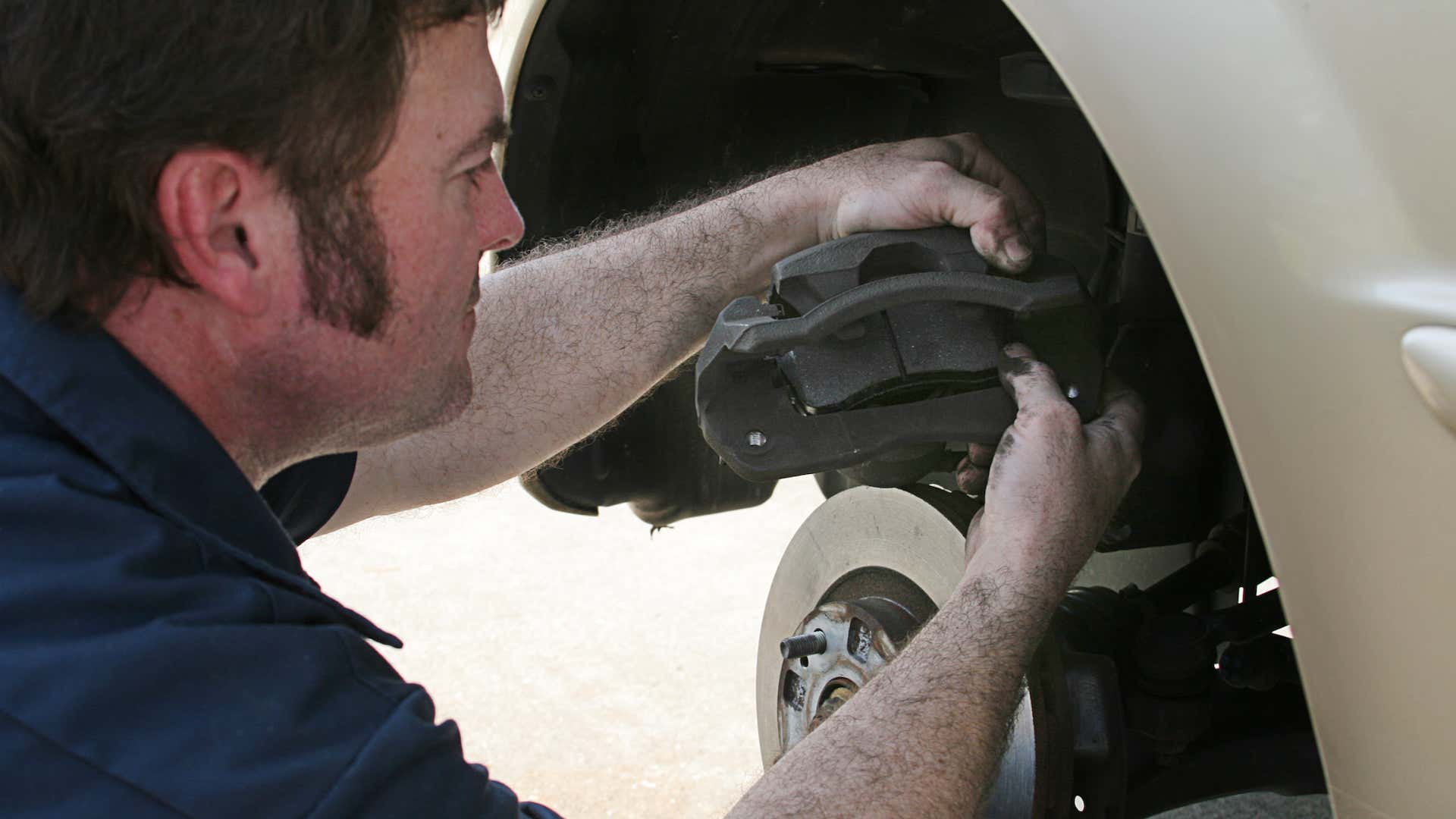 You don't need to be a pro to fix your brakes. 你不需要专业人士来修理你的刹车。