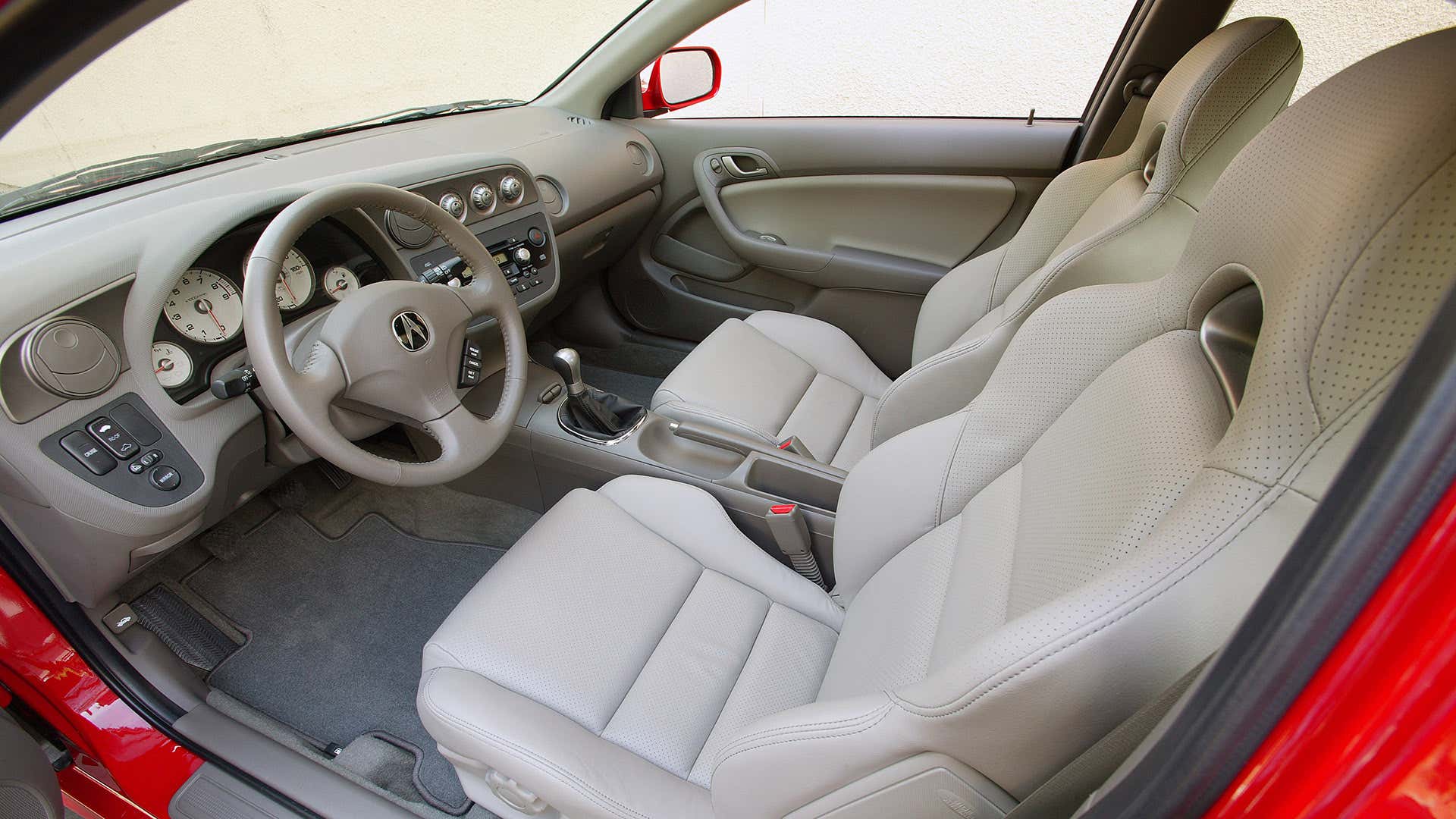 A 2006 Acura RSX interior with tan leather. 一辆2006讴乐RSX内饰棕褐色皮革。