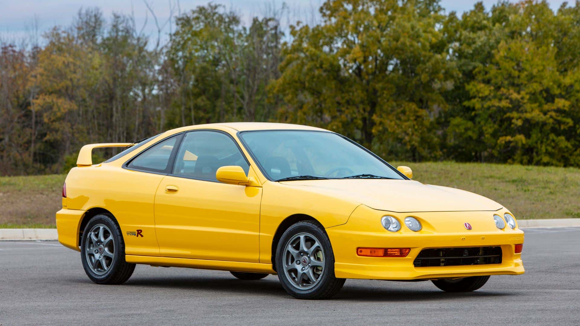 Yellow is the best color for the Integra Type R. 对于Integra型R来说,黄色是最好的颜色。