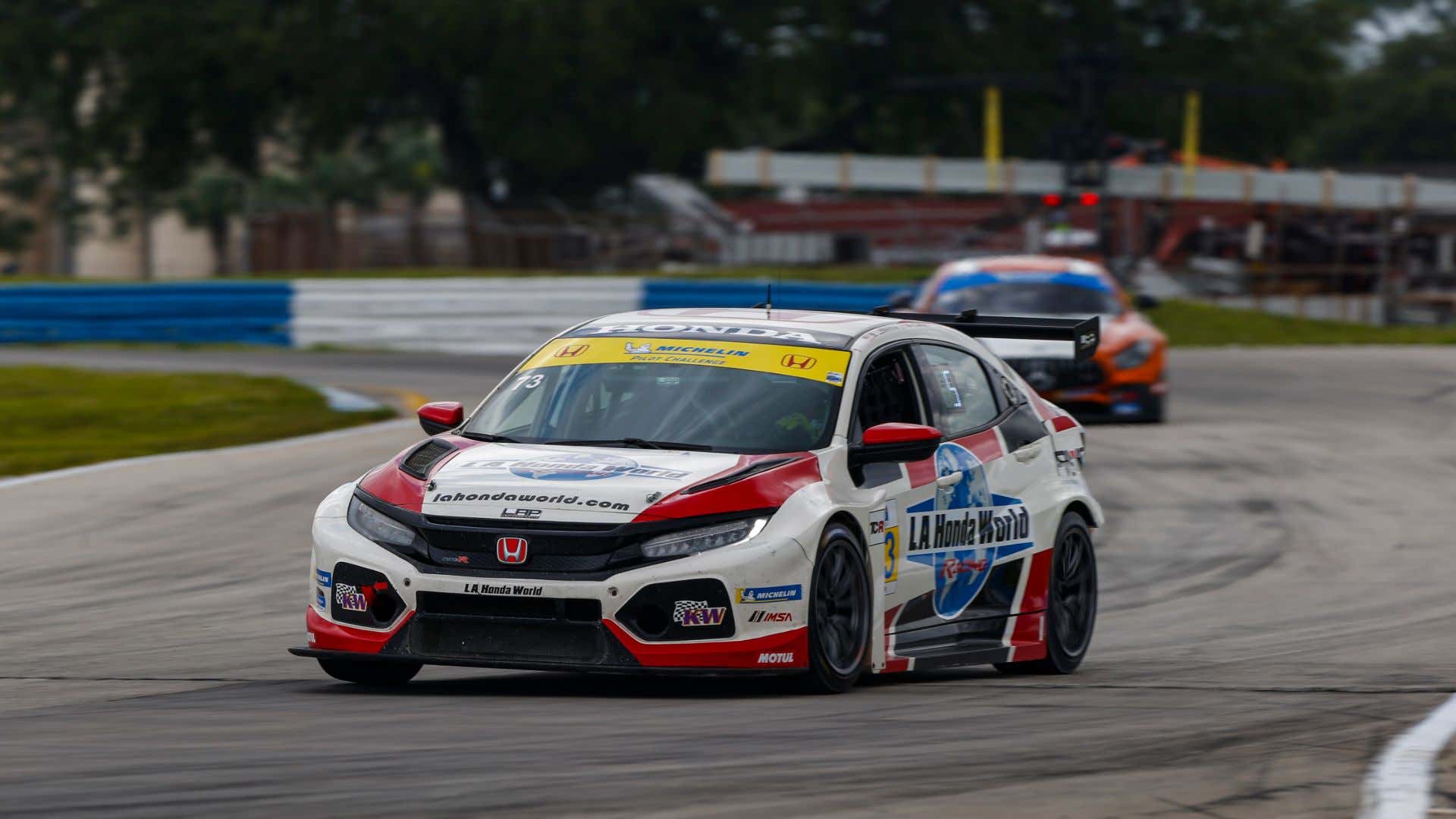 Honda's TCR racer. 本田的TCR赛车。