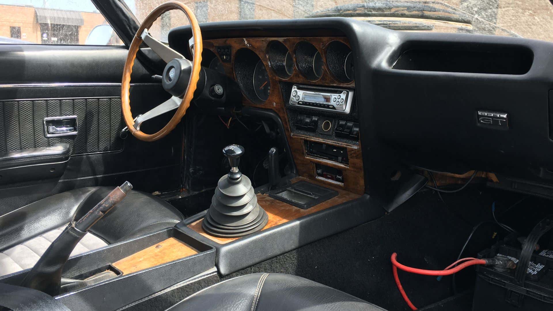 The interior of an Opel GT with wood trim and black leather. 内部的欧宝GT与木装饰和黑色皮革。