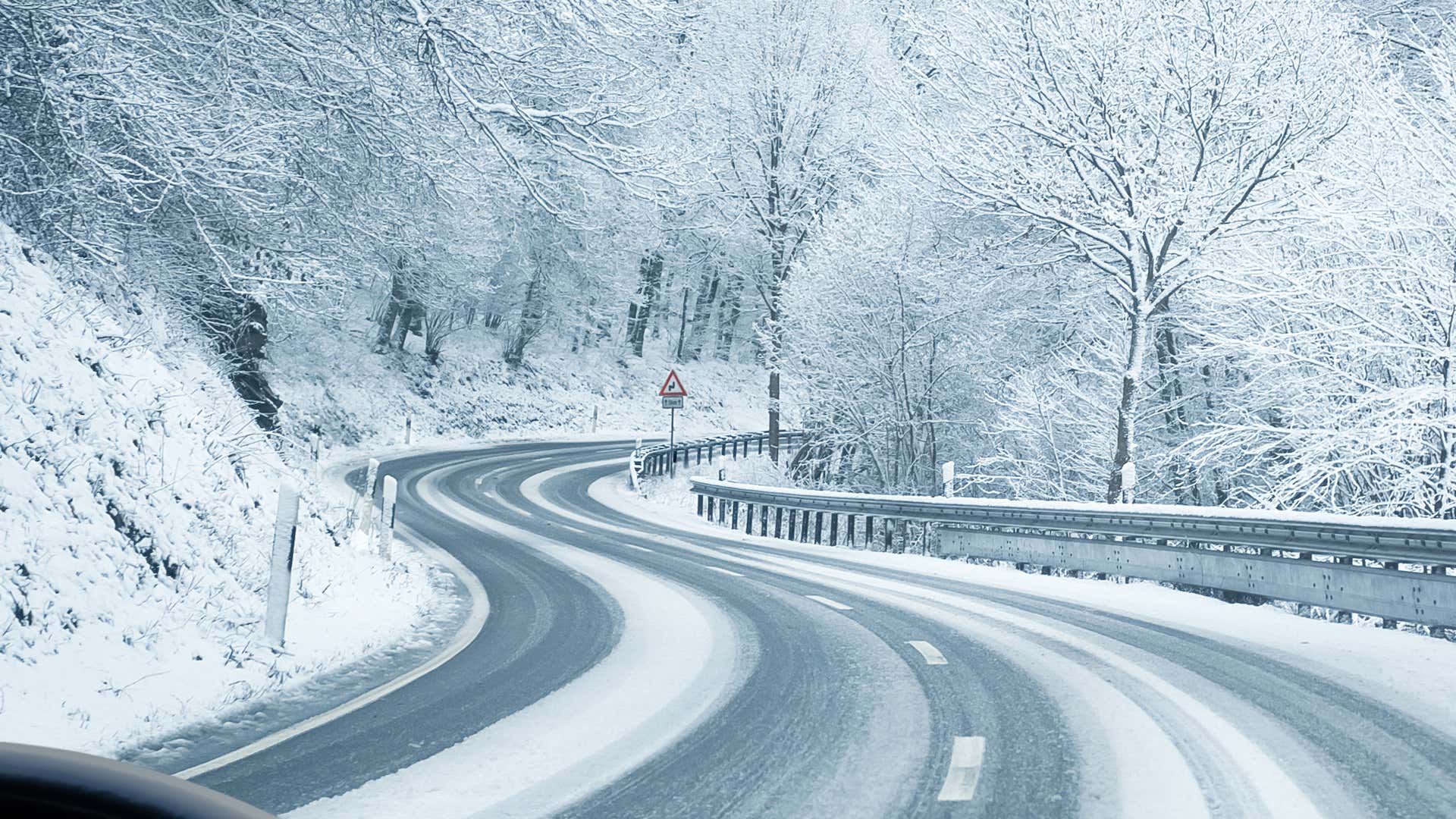 Chains are cheaper than winter tires and work better in many cases. 连锁店比冬季轮胎便宜,在许多情况下工作更好。