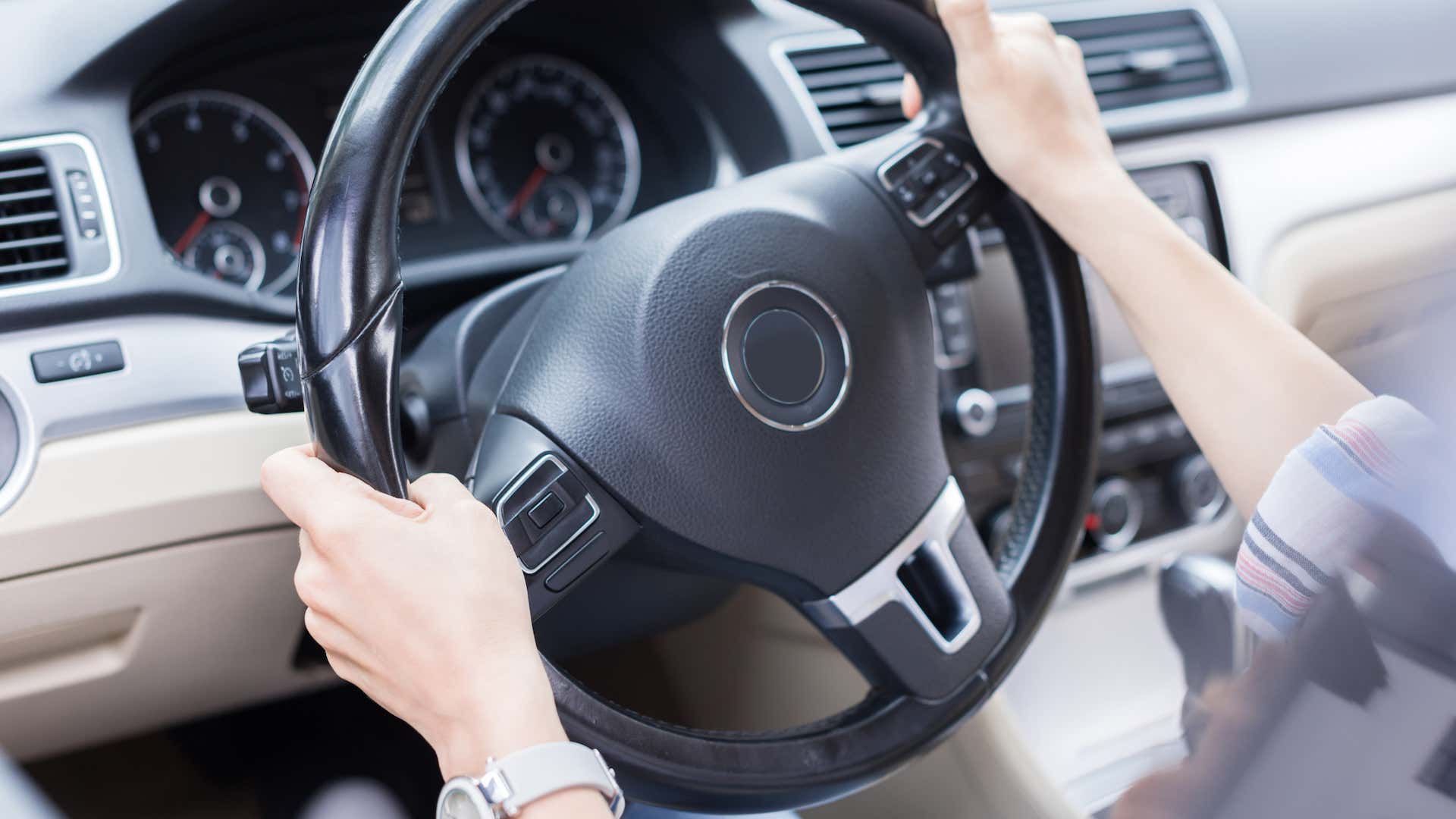 You can drive without power steering, but it's not recommended. 您可以在没有动力转向的情况下开车,但不建议使用。
