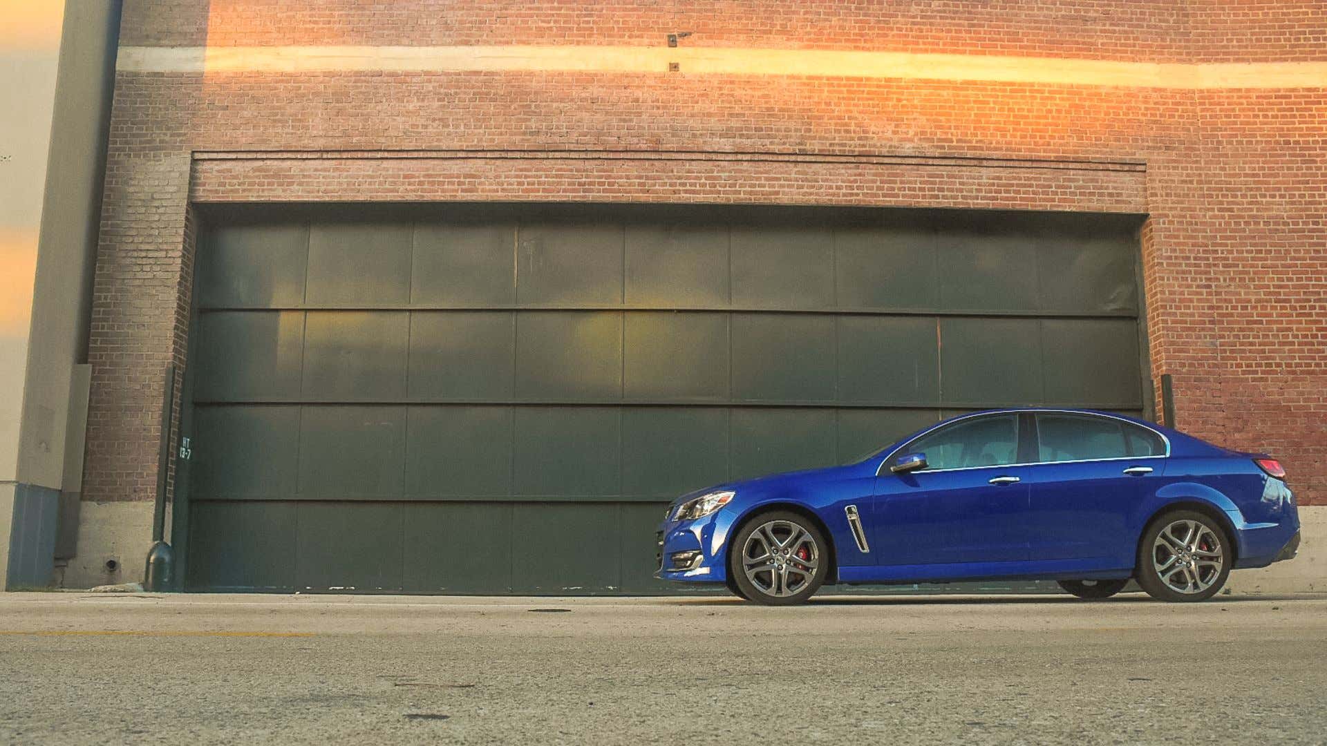 A blue Chevy SS. 一辆蓝色的雪佛兰SS。