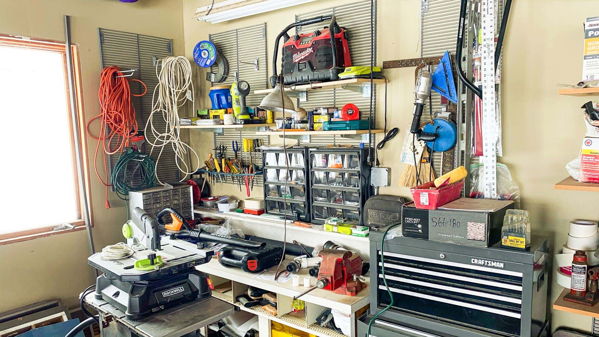 A normal garage. 一个正常的车库。