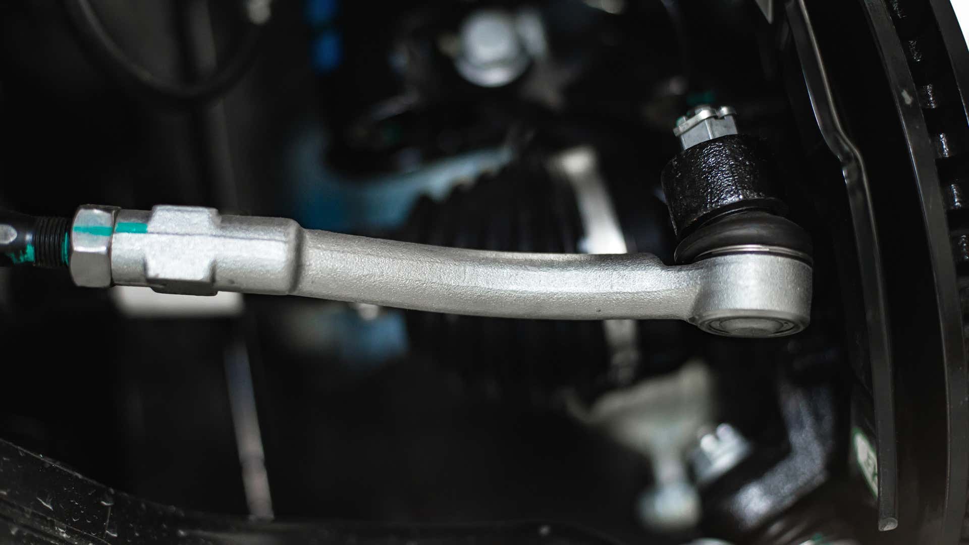 A tie rod end on a car. 汽车上的横拉杆末端。