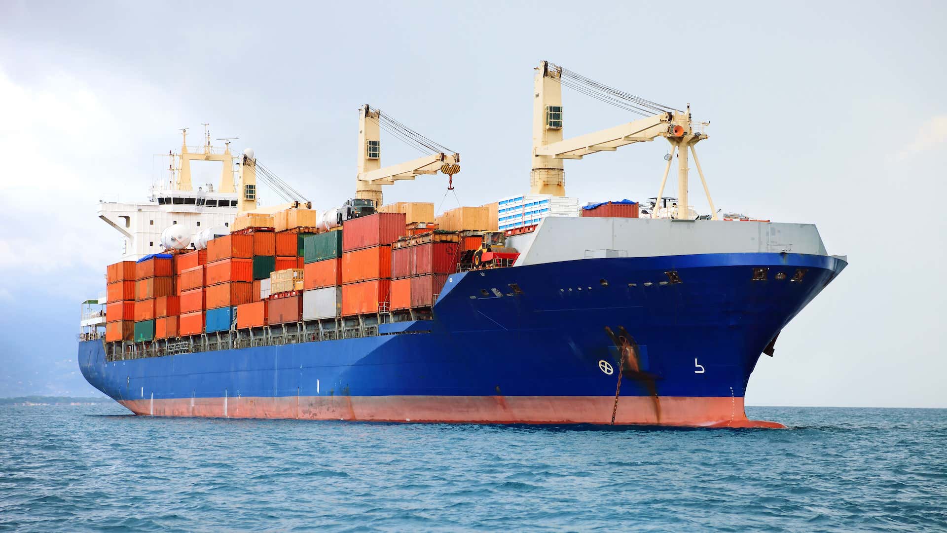 Things can get tricky when shipping a car overseas. 当把汽车运往海外时,事情可能会变得棘手。