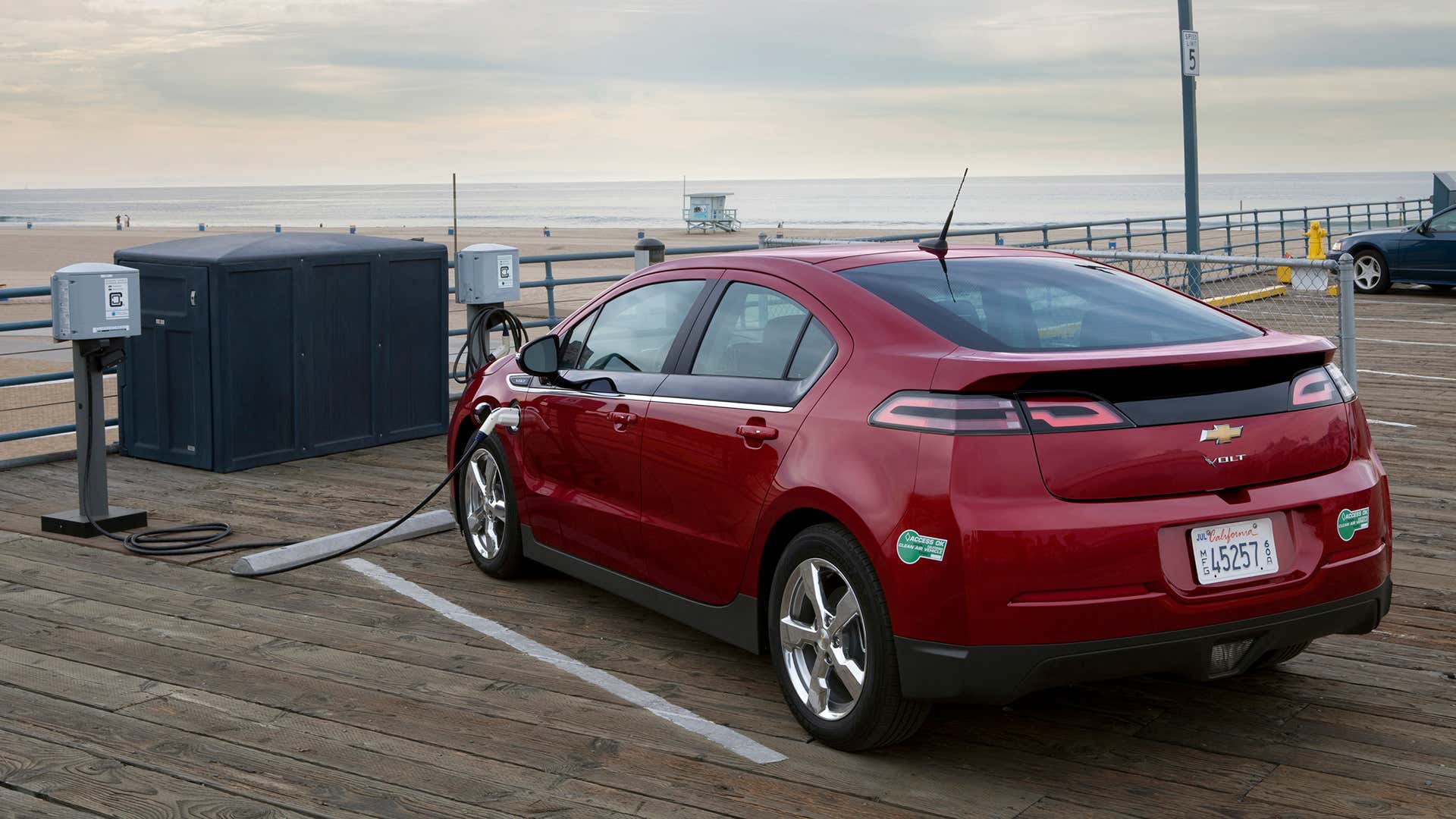 A Chevrolet Volt charging at the beach in California. 一辆雪佛兰Volt在加利福尼亚的海滩上充电。