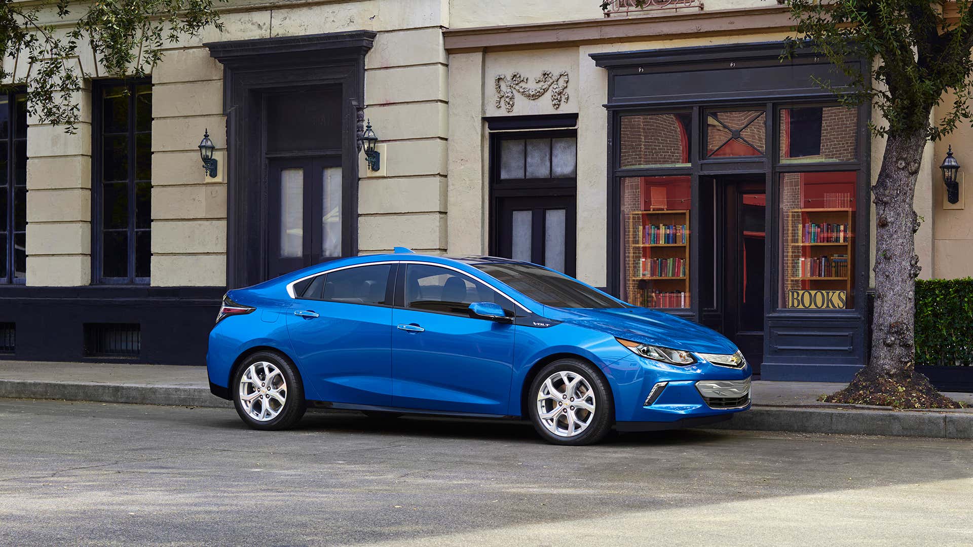 A blue Chevrolet Volt on the street. 街上的一辆蓝色雪佛兰Volt。
