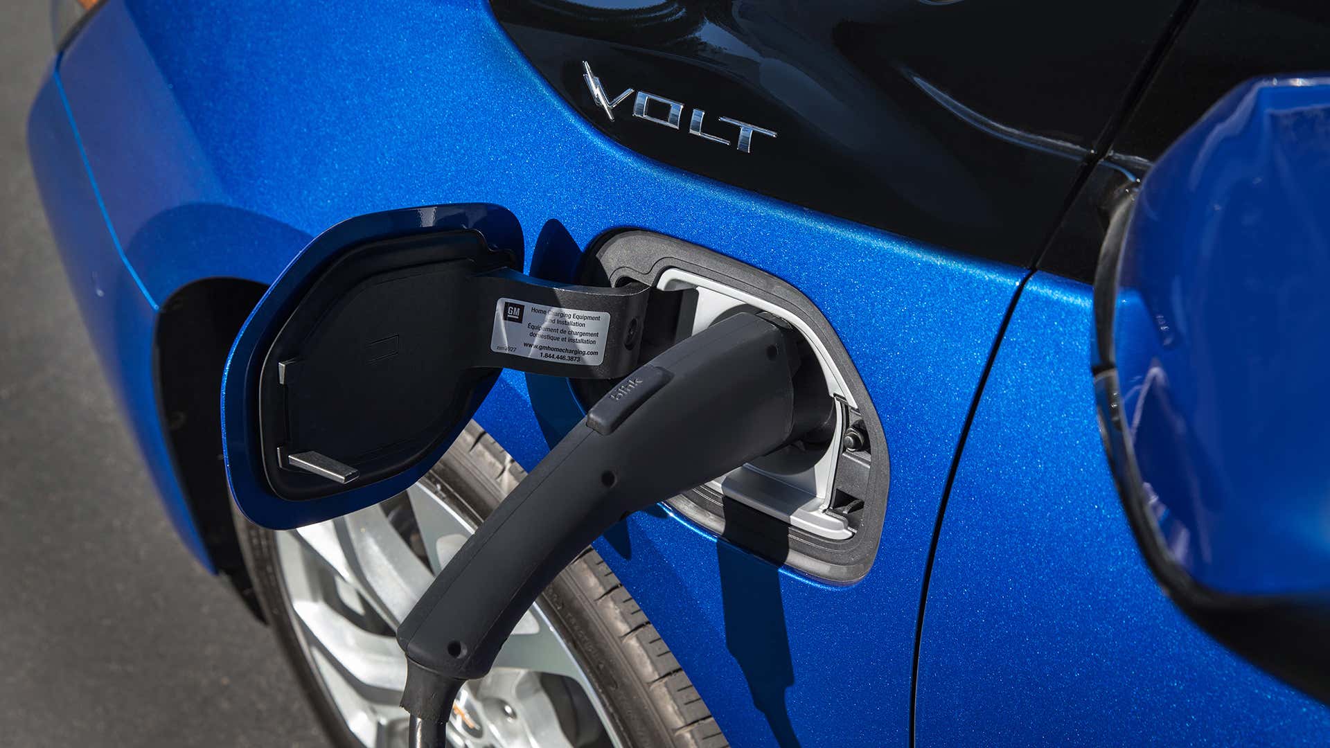 A Chevrolet Volt's plug. 雪佛兰伏特的插头。
