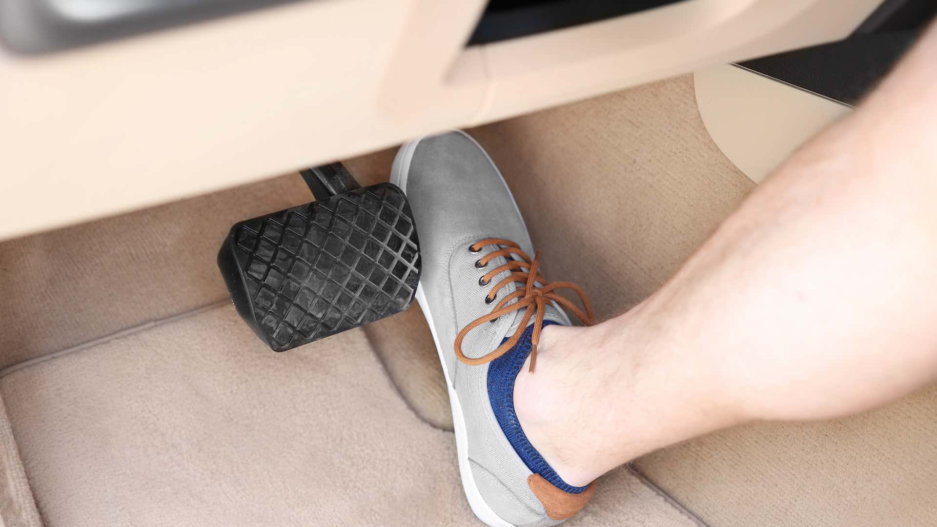 Put your foot down and go, right? 把你的脚放进去,好吗?