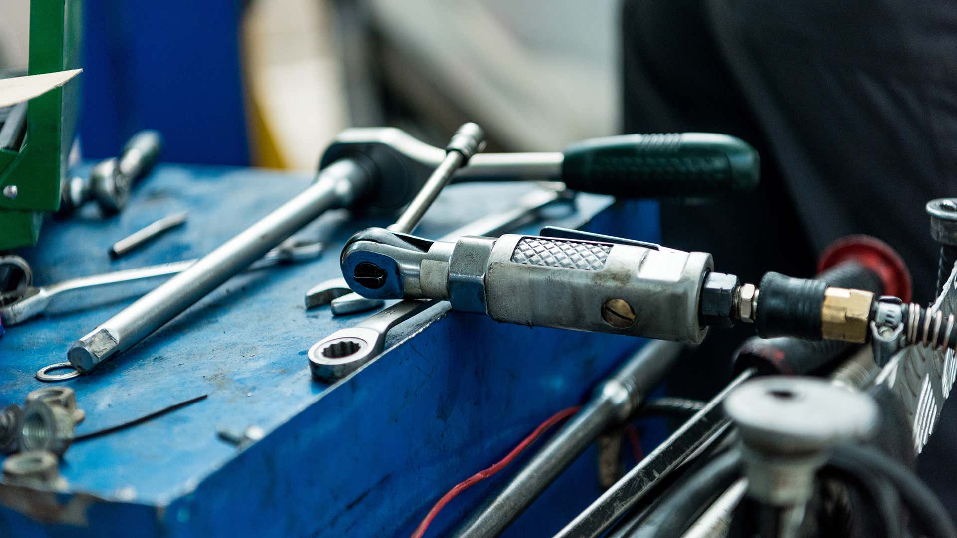 A pneumatic ratchet on a toolbox. 工具箱上的气动棘轮。