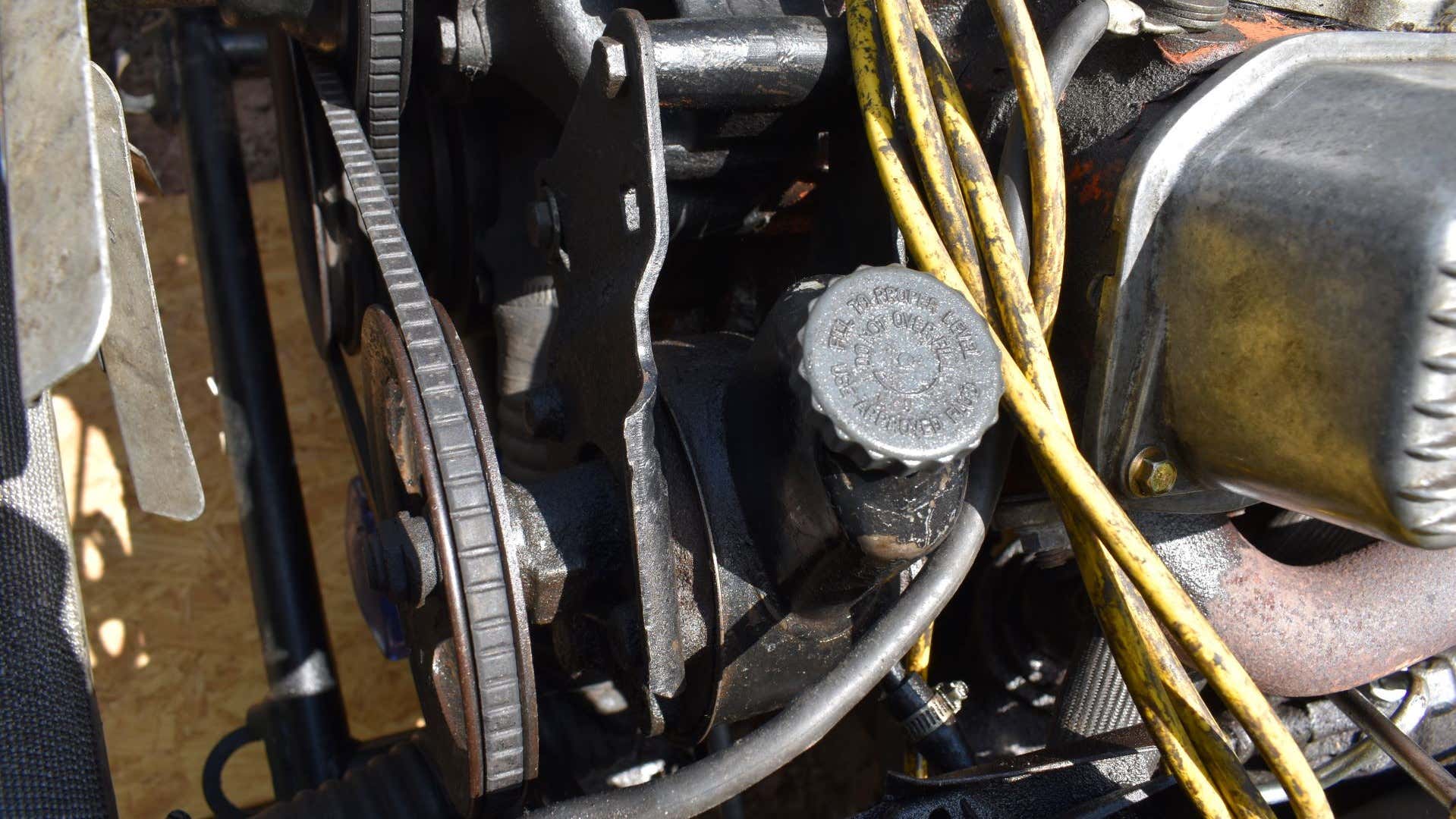 A power steering pump on a 1969 Dodge Charger. 1969年道奇Charger上的动力转向泵。