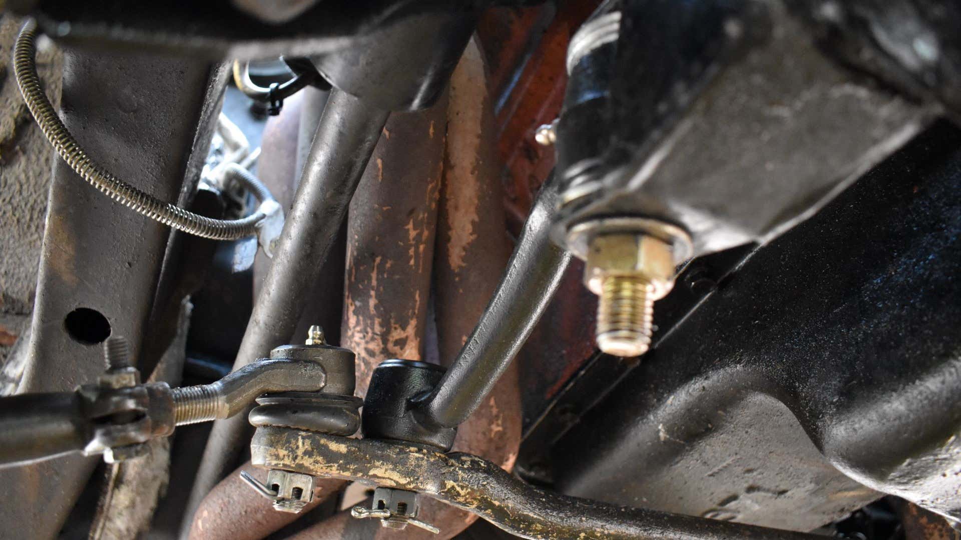 A close-up of the steering arms on a 1969 Dodge Charger. 1969年道奇Charger上的方向盘手臂的特写。