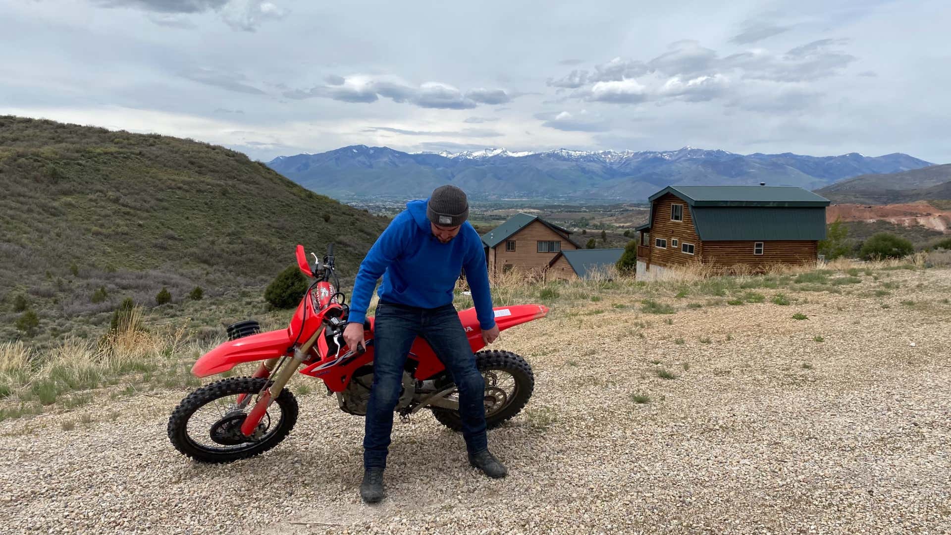 Using your legs to lift the CRF450RX. 用腿抬起CRF450RX。