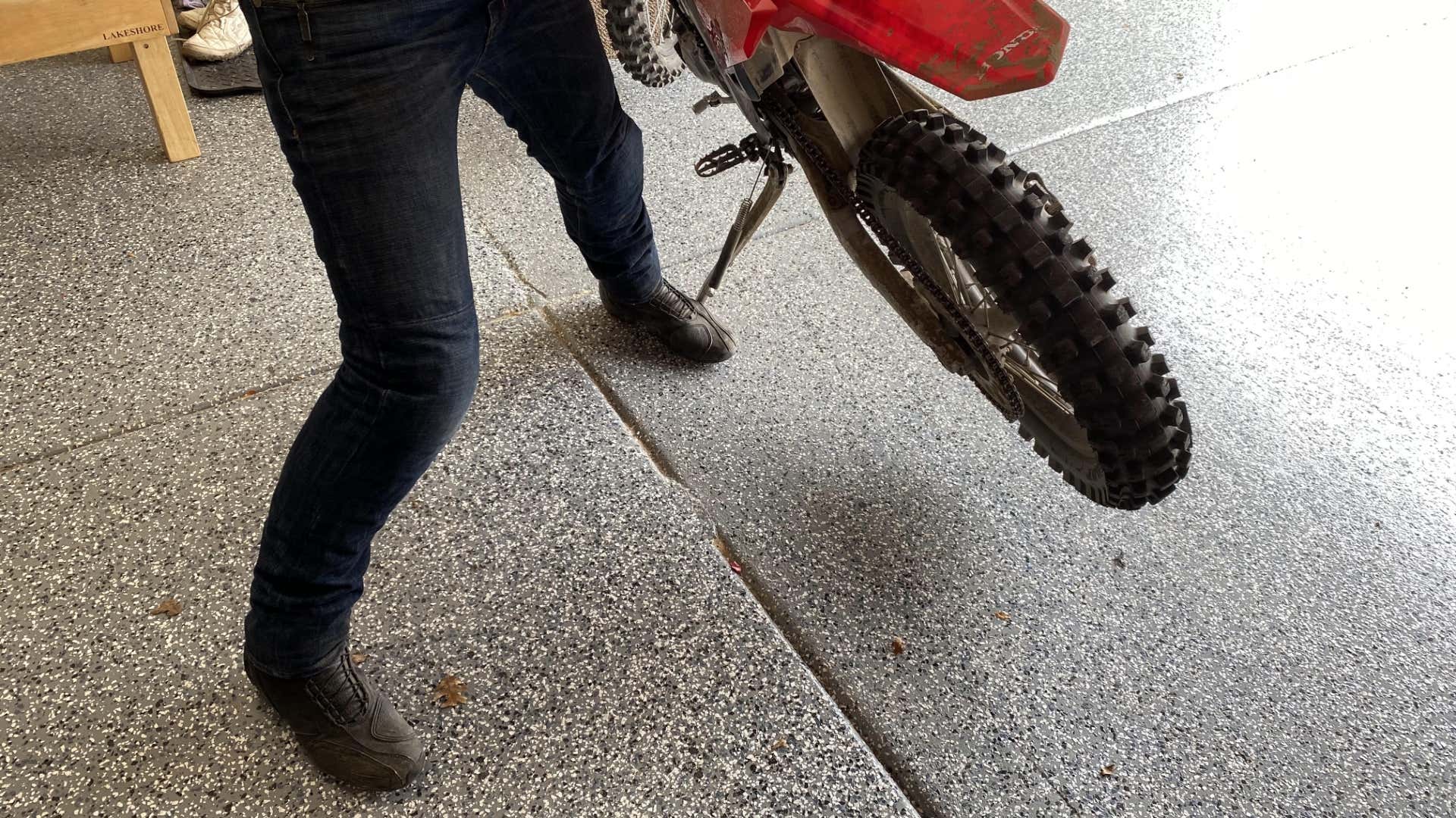 The author's foot on the Honda CRF450RX. 作者的脚在本田CRF450RX上。