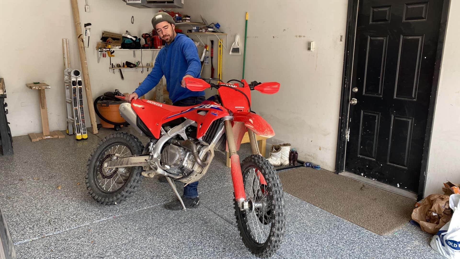 The author lifting and twisting the CRF450RX. 作者提升并扭转CRF450RX。