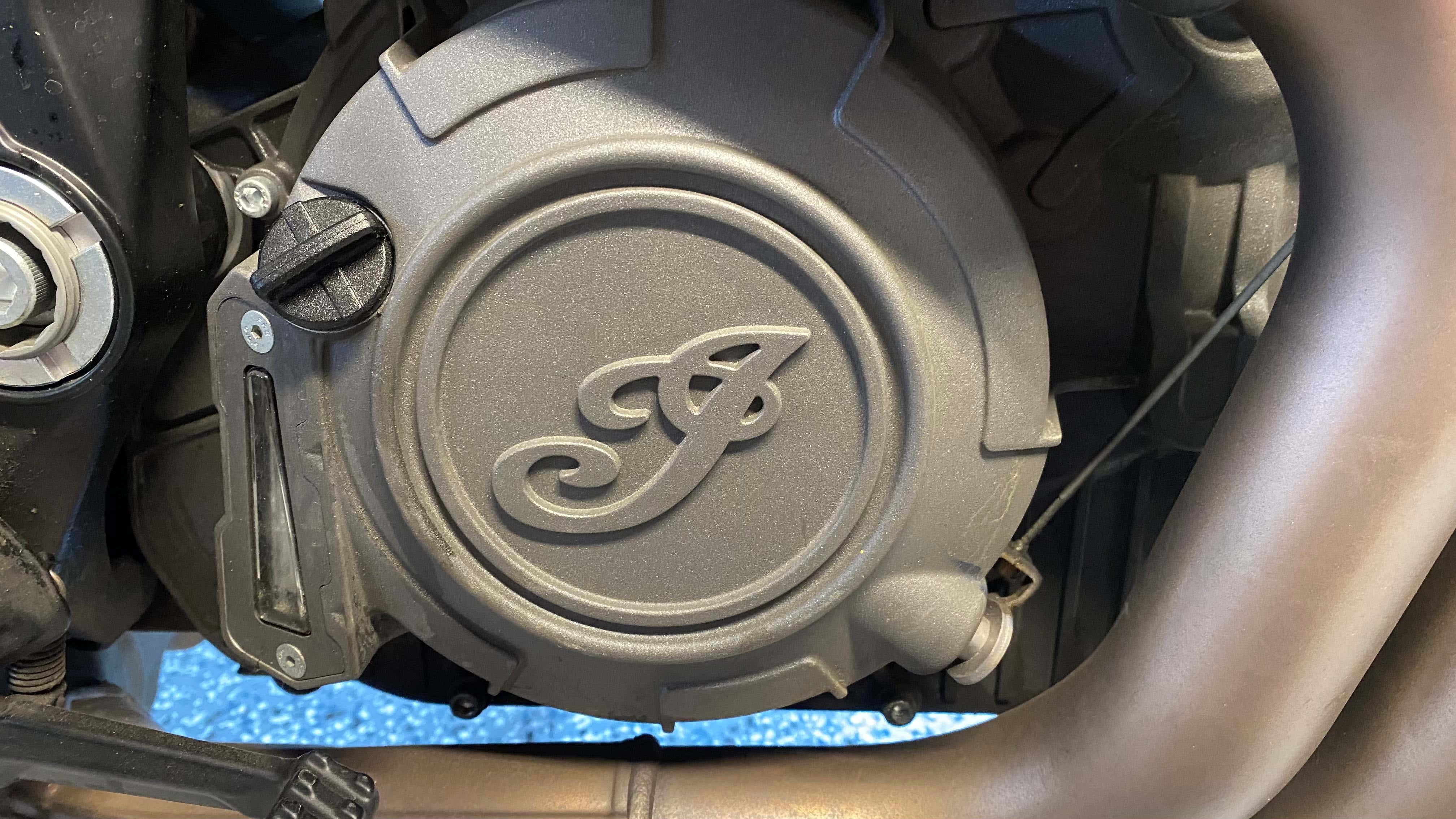 The 2021 Indian Motorcycles FTR1200's engine case and oil cap. 2021辆印度摩托车FTR1200的发动机壳和油帽。