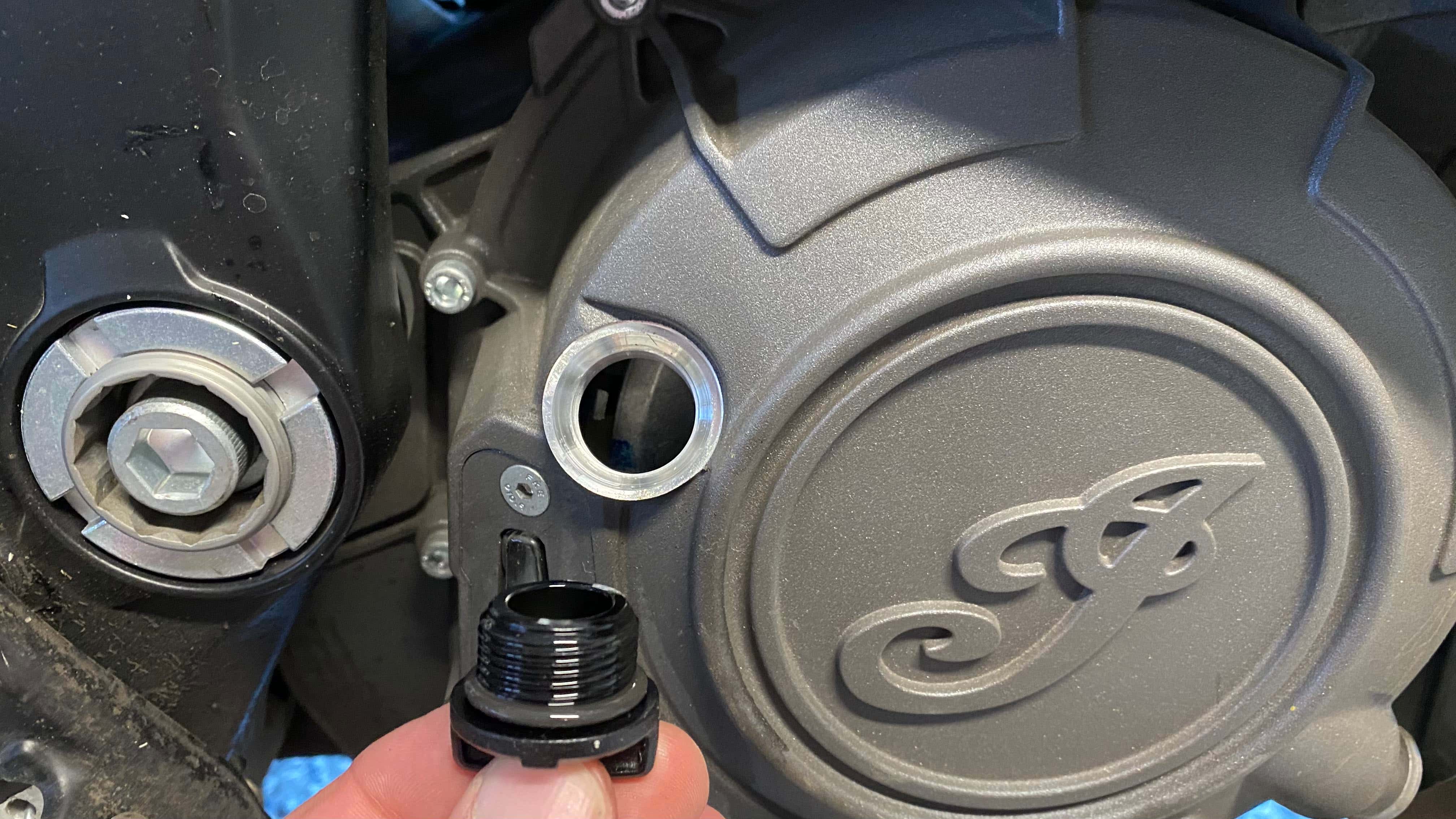 The FTR1200's oil cap uncapped. FTR1200的油帽未盖。
