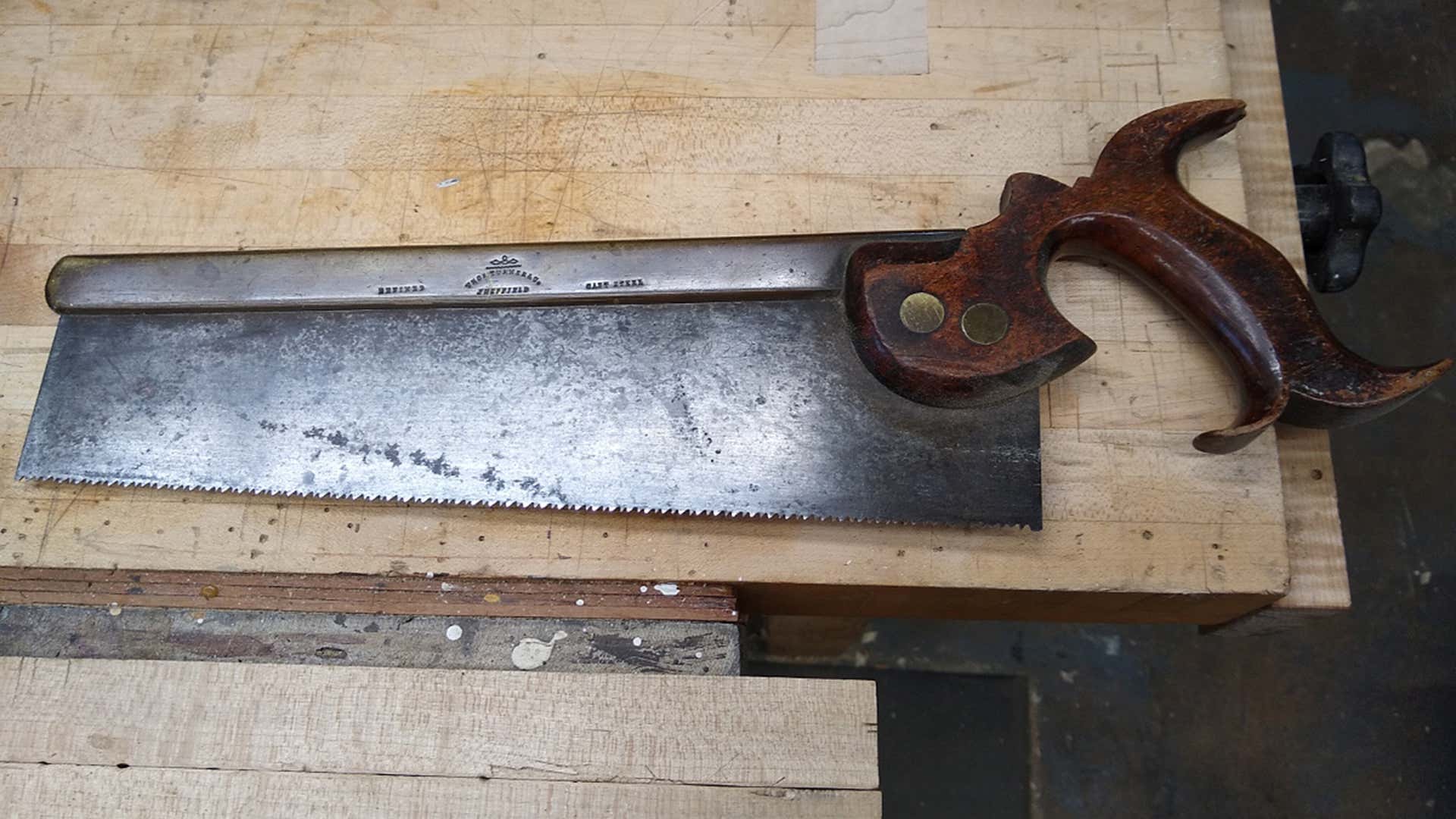 老手锯用木柄。“title=
