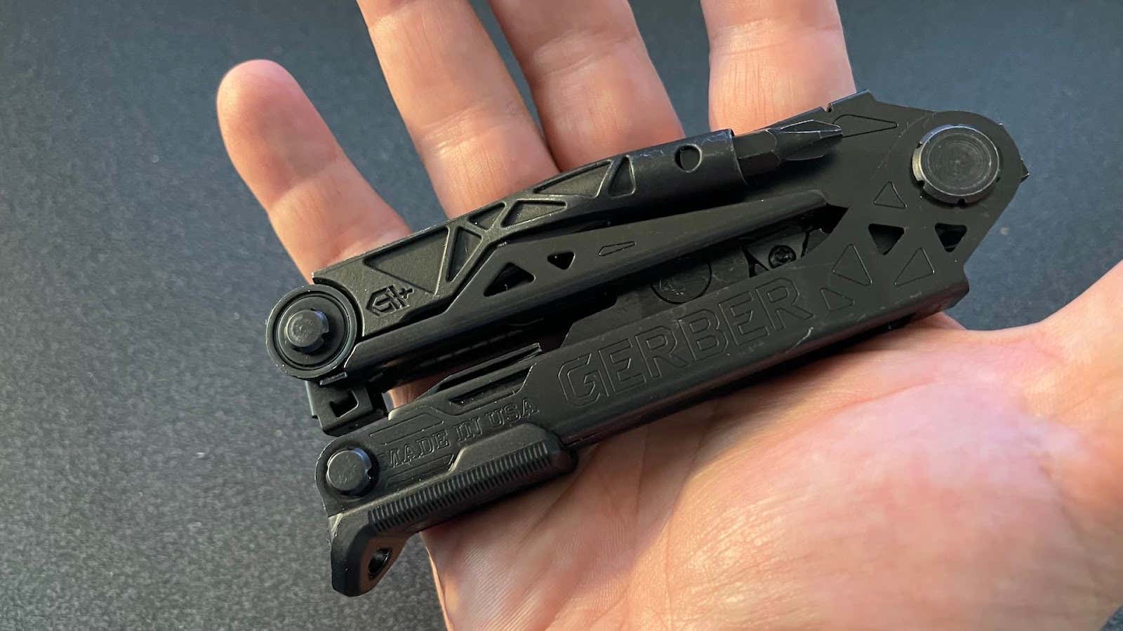 Gerber Gear Center-Drive Multitool in the hand Gerber齿轮中心驱动多工具在手