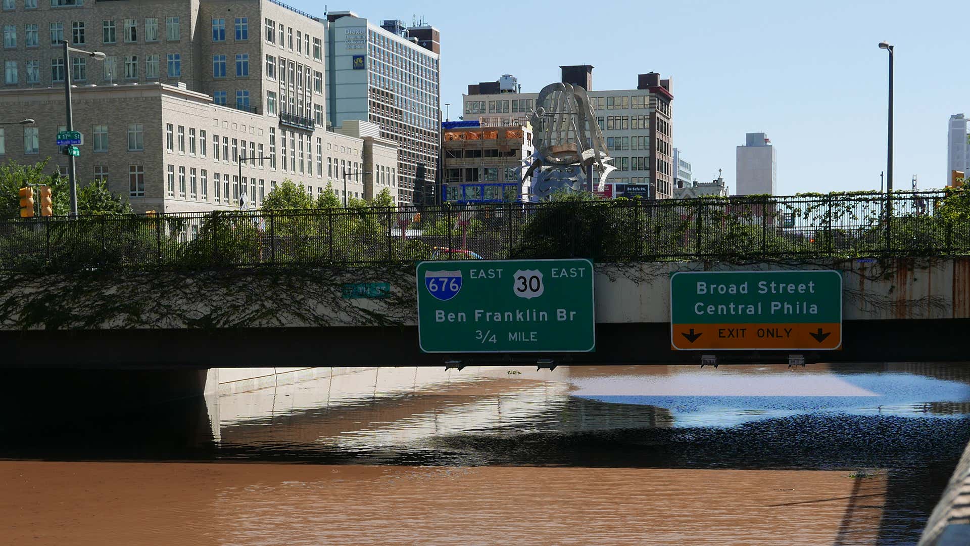 A highway in Philadelphia is completely flooded. 费城的一条高速公路被完全淹没了。