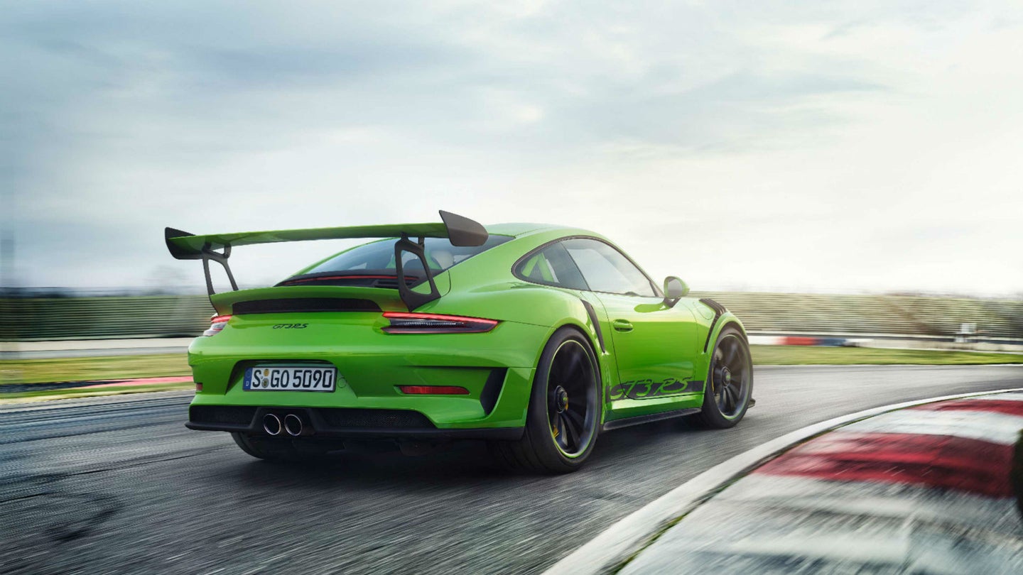 一个石灰绿色保时捷911 GT3卢比。