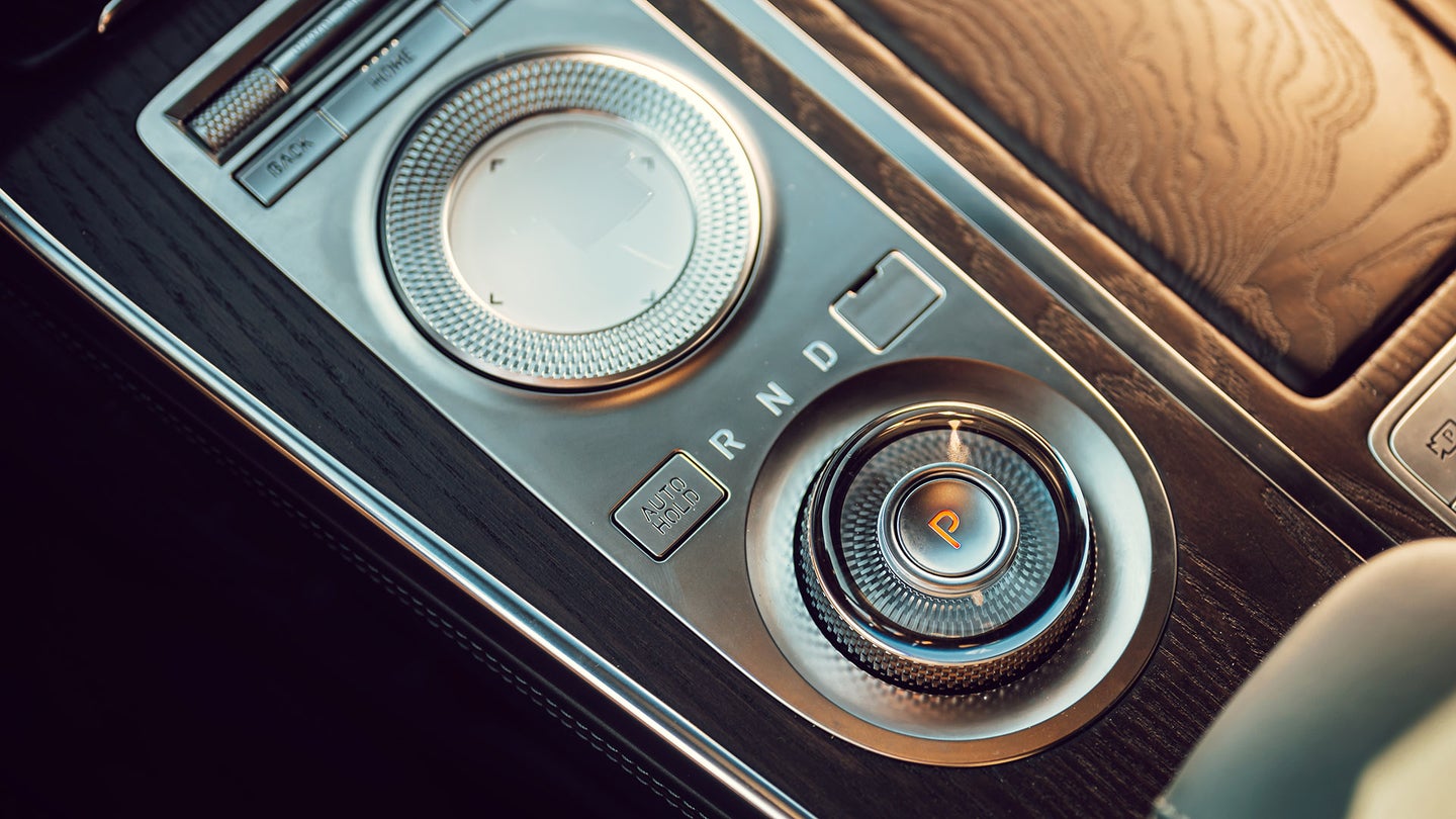Genesis GV70的内部示出了旋转齿轮选择器。