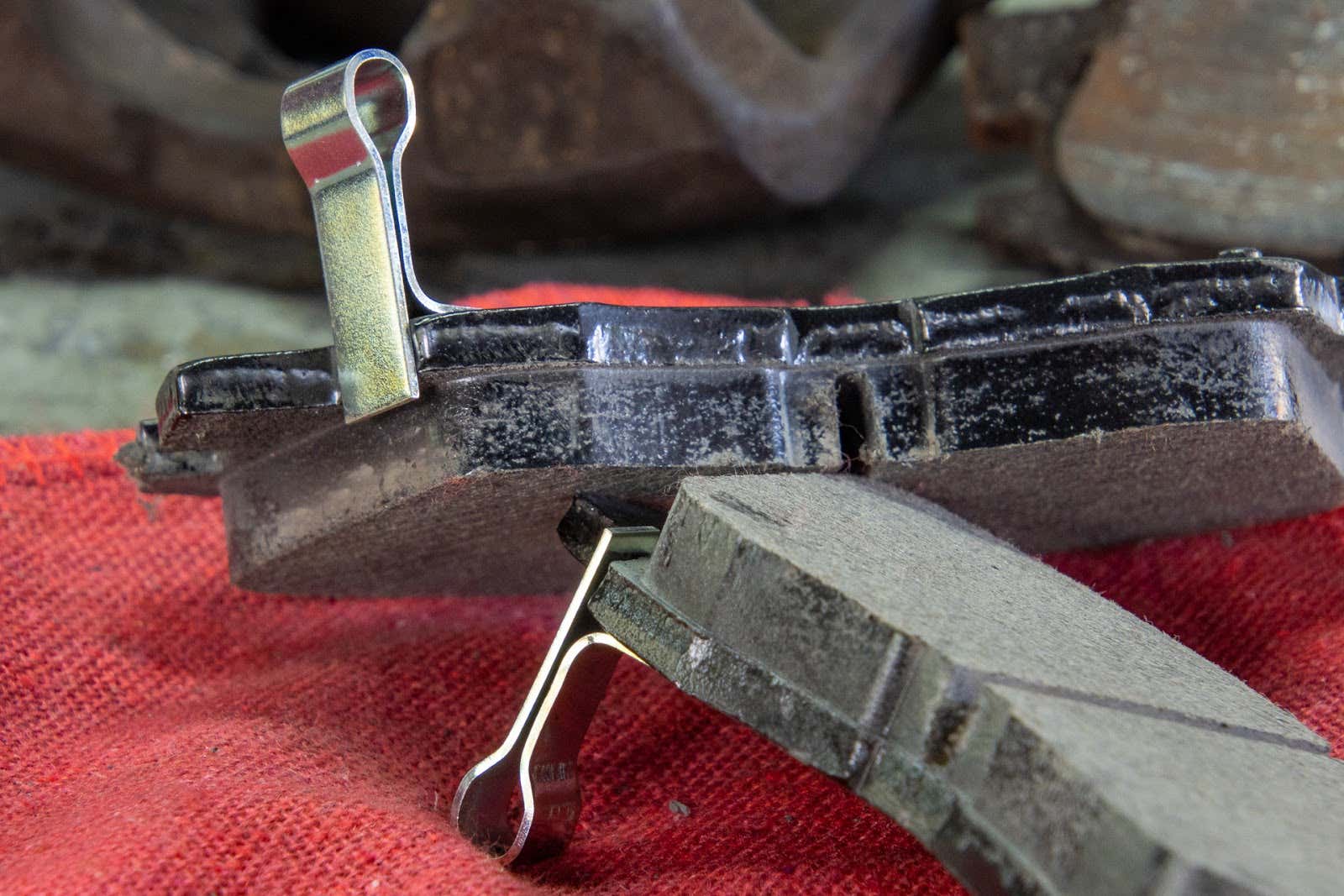 Worn Out Brake Pads 破损的刹车片