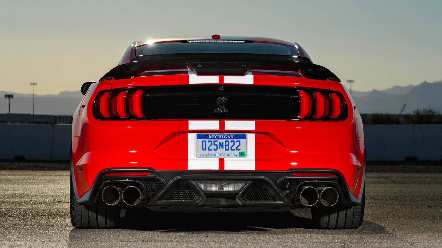 后部的红色野马2020谢尔比GT500。