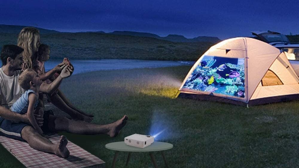 户外电影放映机在夜间