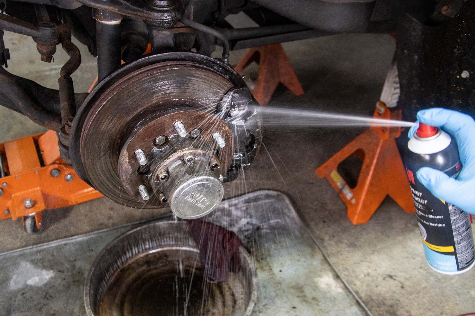 Cleaning brakes with brake cleaners 用刹车清洁剂清洗刹车