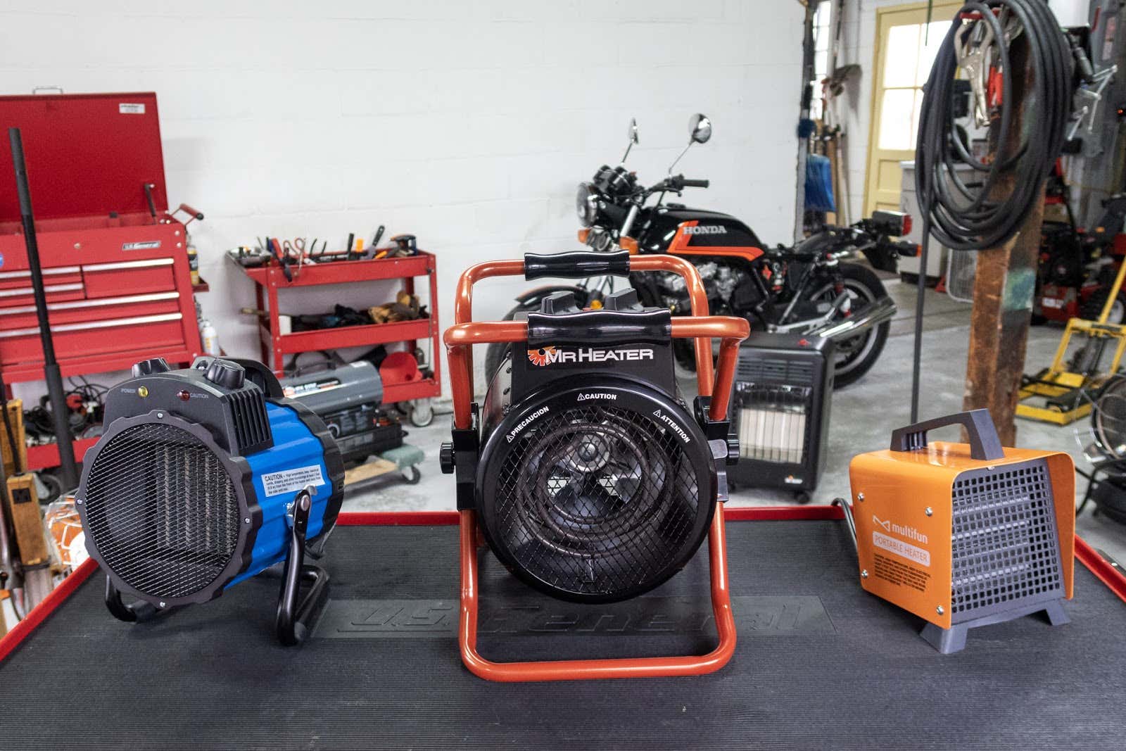 Three electric garage heaters 三个车库电暖炉