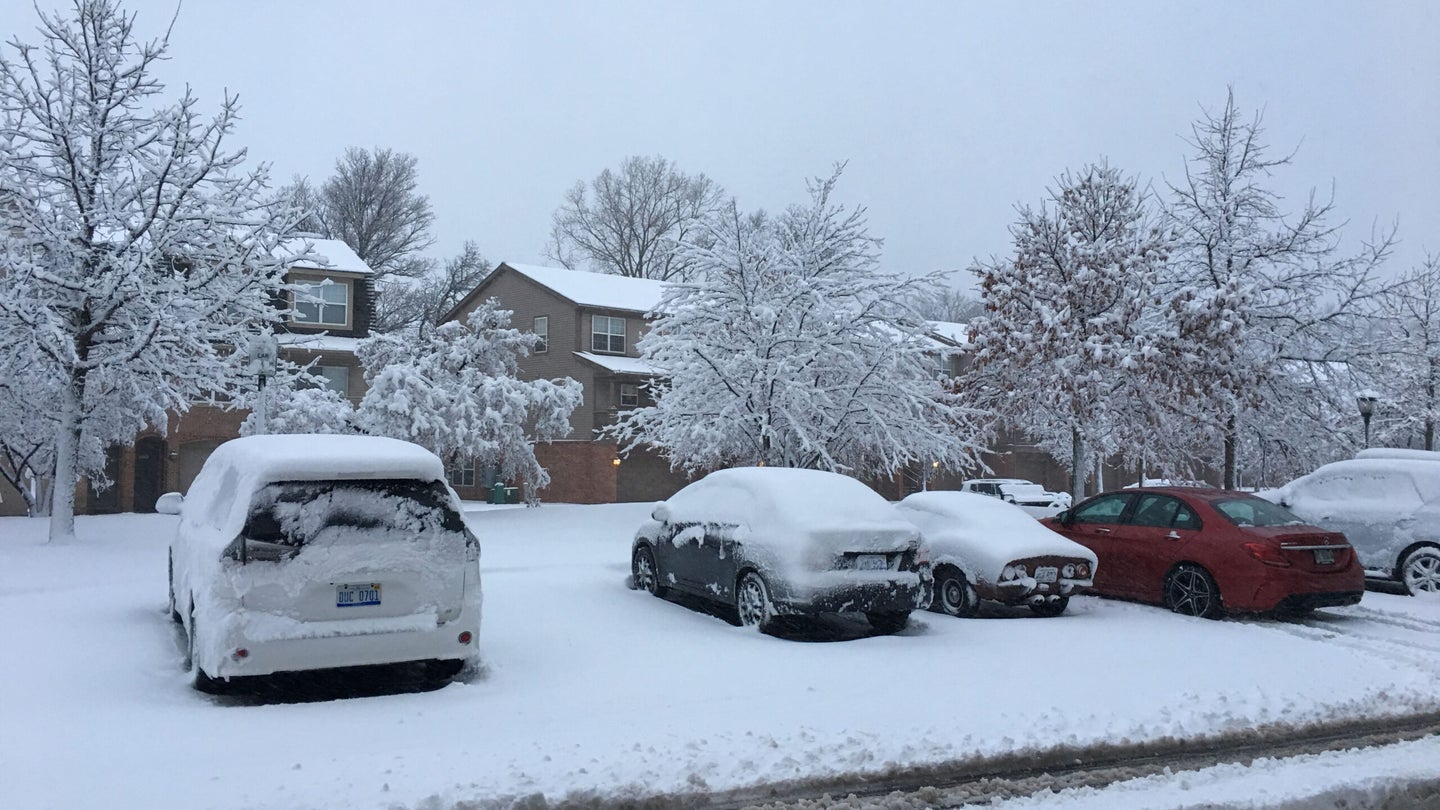 一场暴风雪过后被埋的汽车。