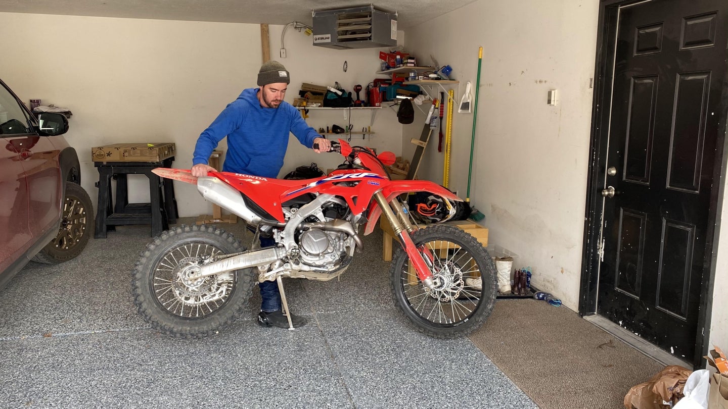 本田CRF450RX在其支架上。