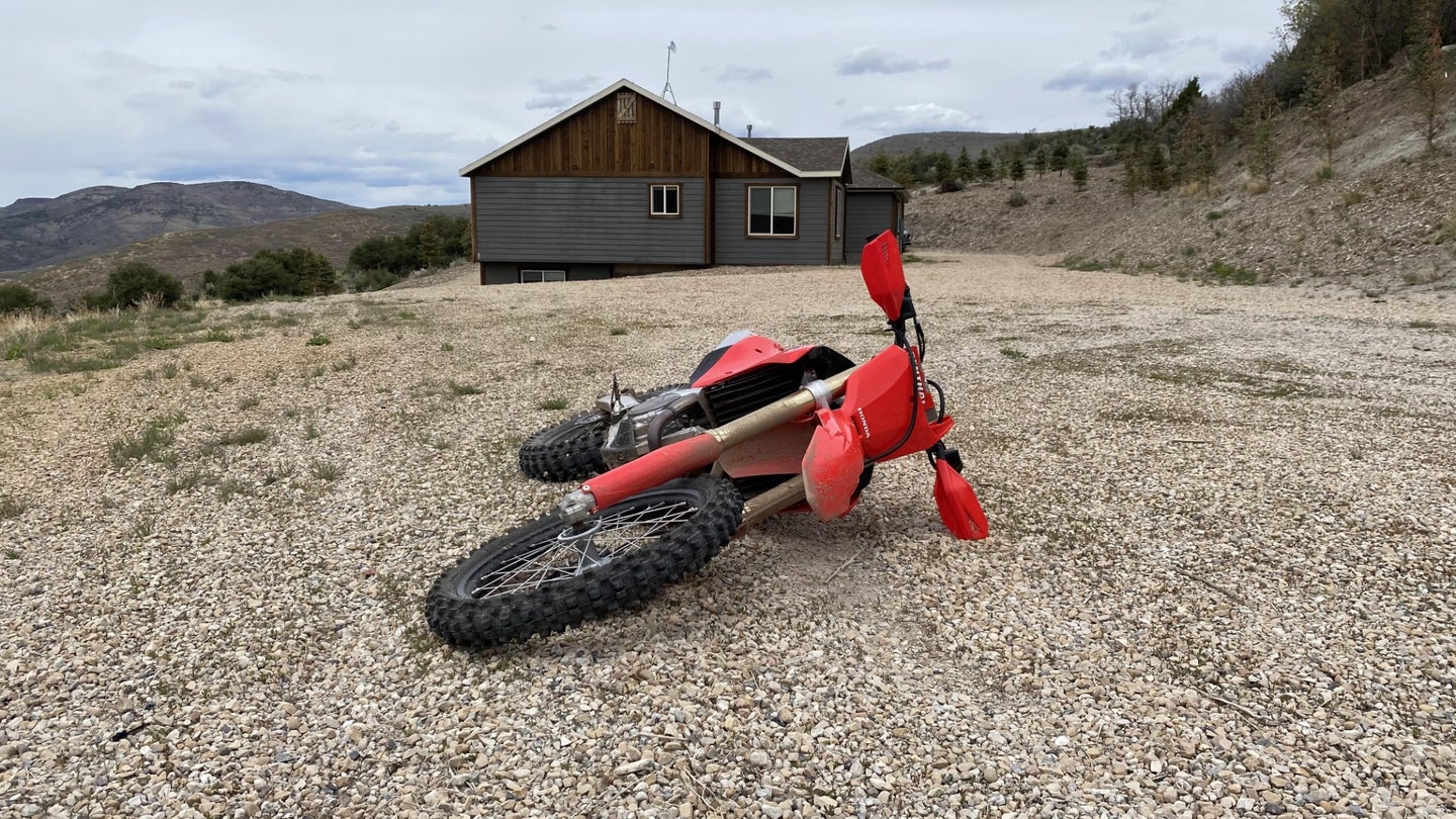一个堕落的本田crf450rx。