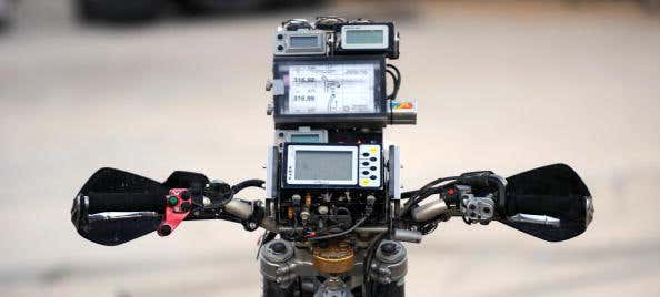 GPS装置位于摩托车仪表组的顶部。