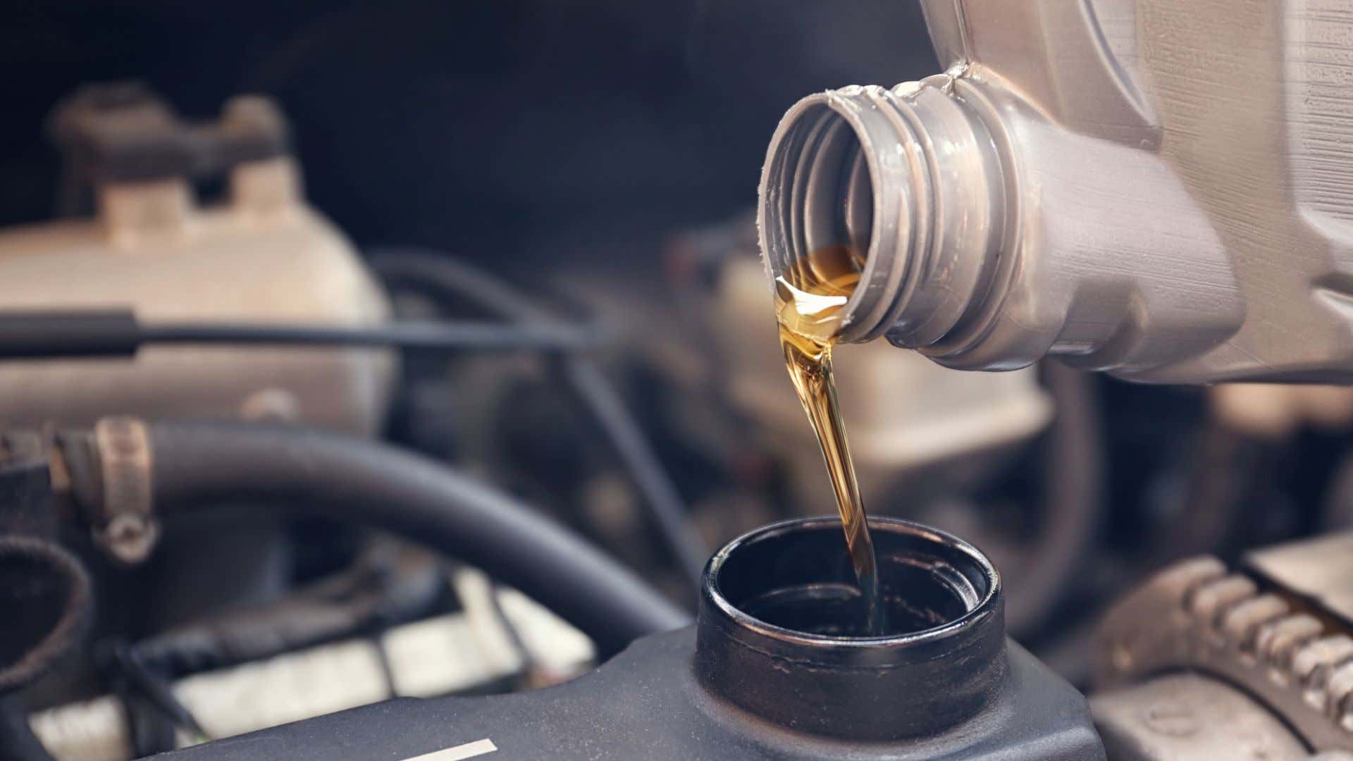 新的合成油被注入发动机。