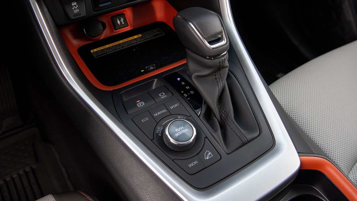 2019丰田RAV4上的变速箱和模式选择器。