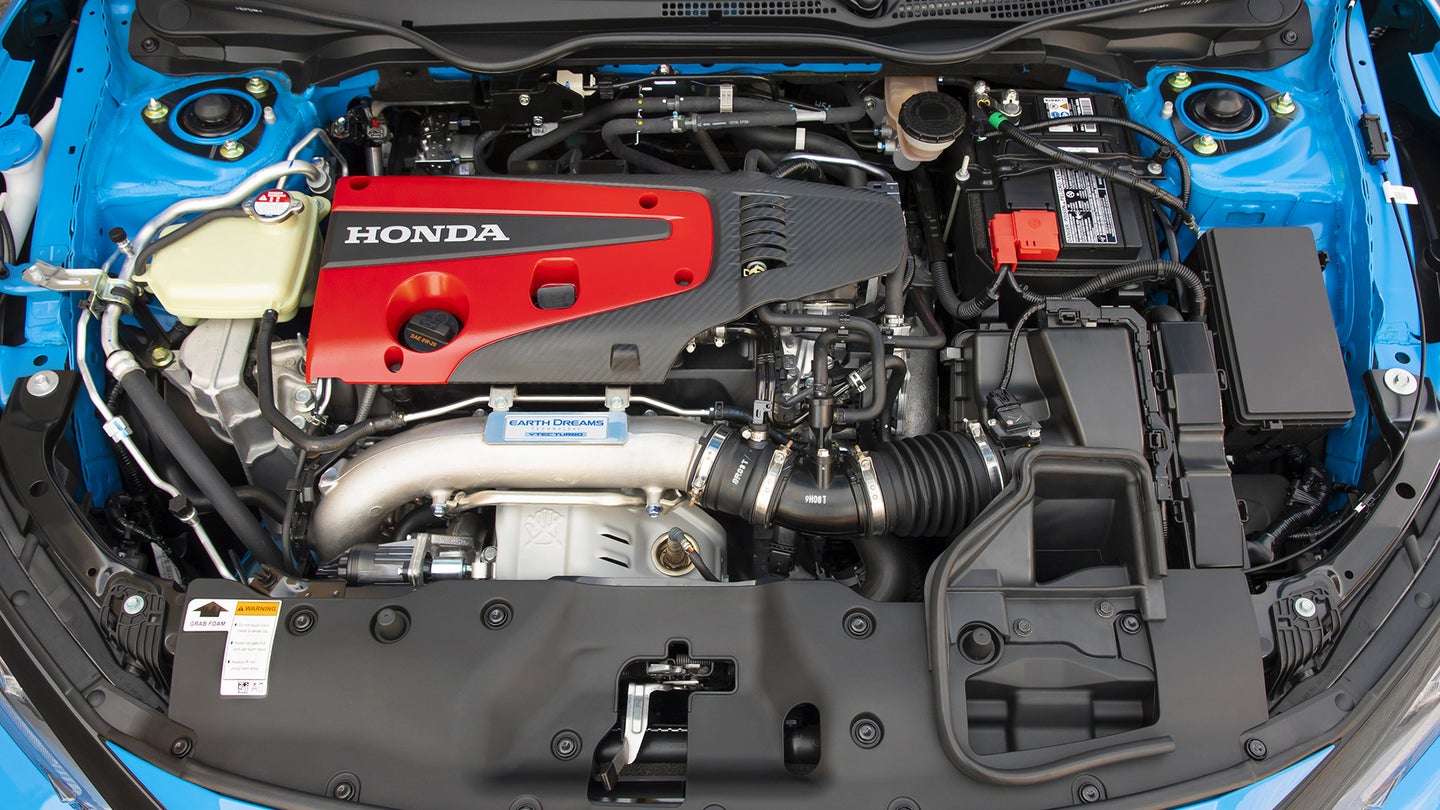 2020 Honda Civic类型R的发动机托架紧紧包装。