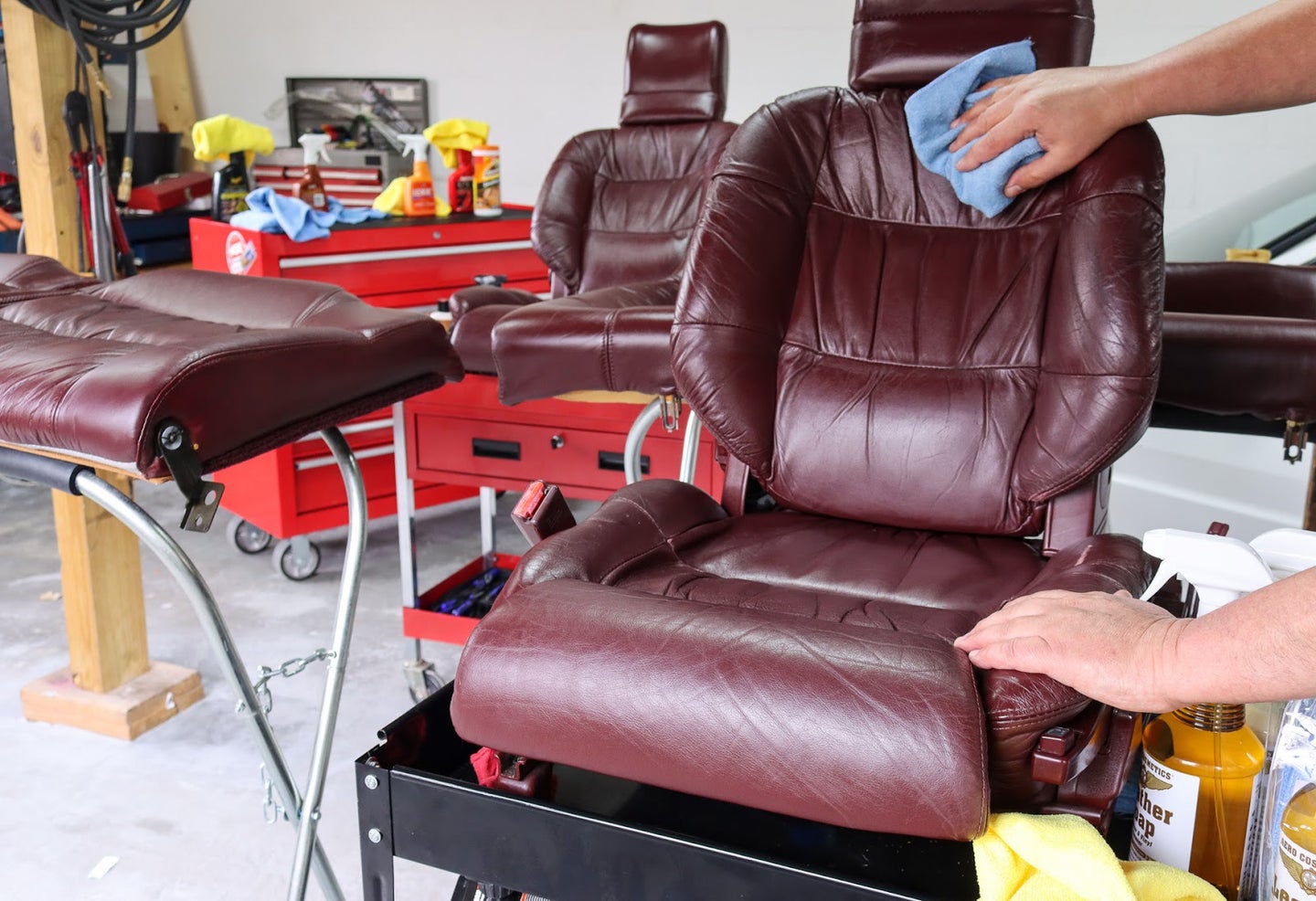 用皮革护发素清洁皮革汽车座椅