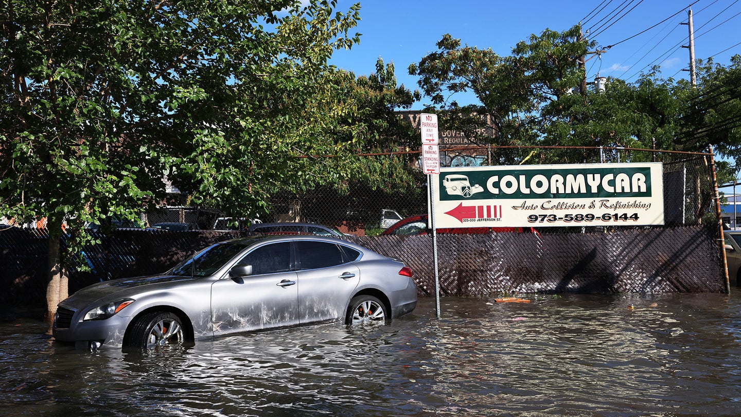 在纽约，一辆英菲尼迪停在洪水中。